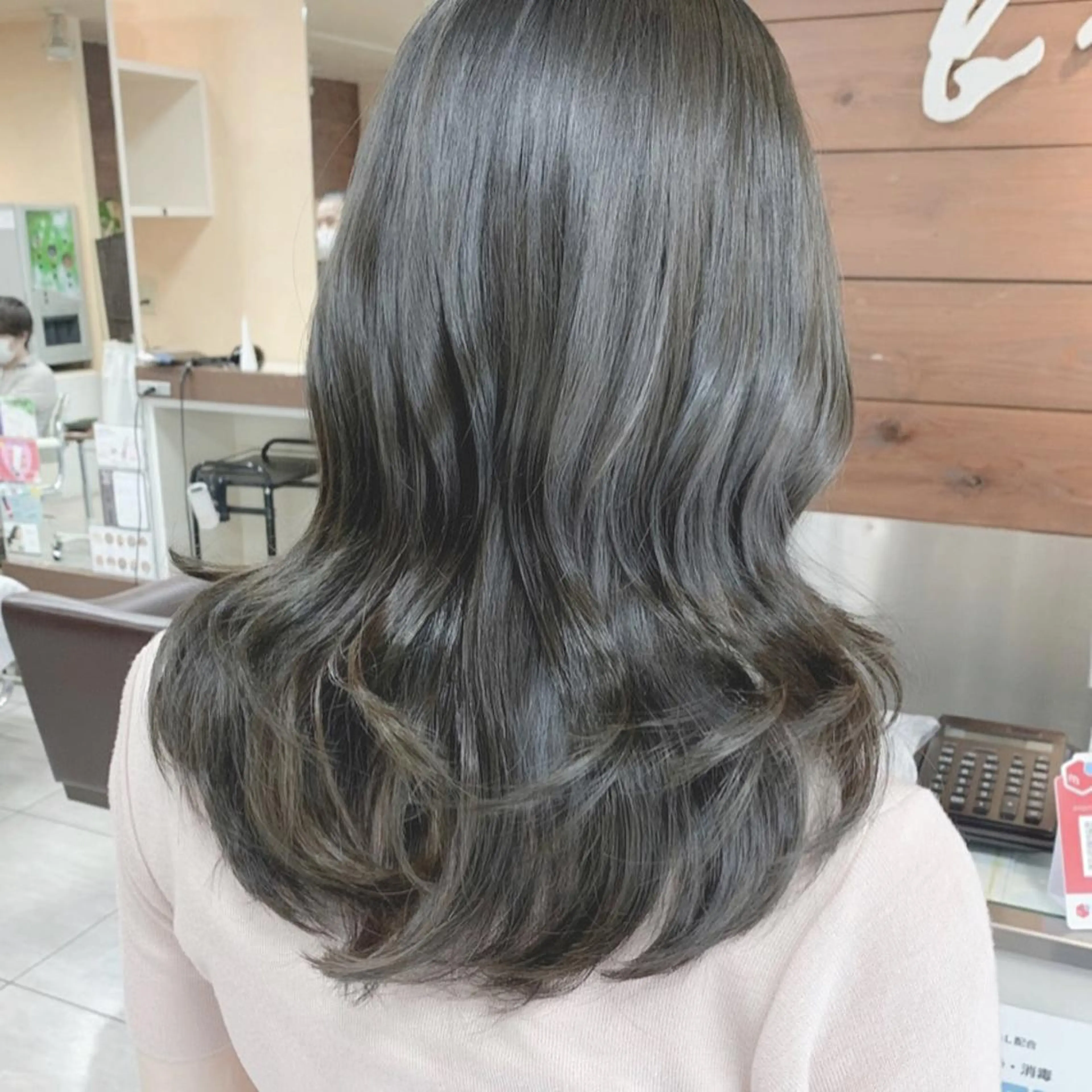 セミロング ヘアカラー 🫧艶髪カラー🫧 森本くるみのヘアスタイル