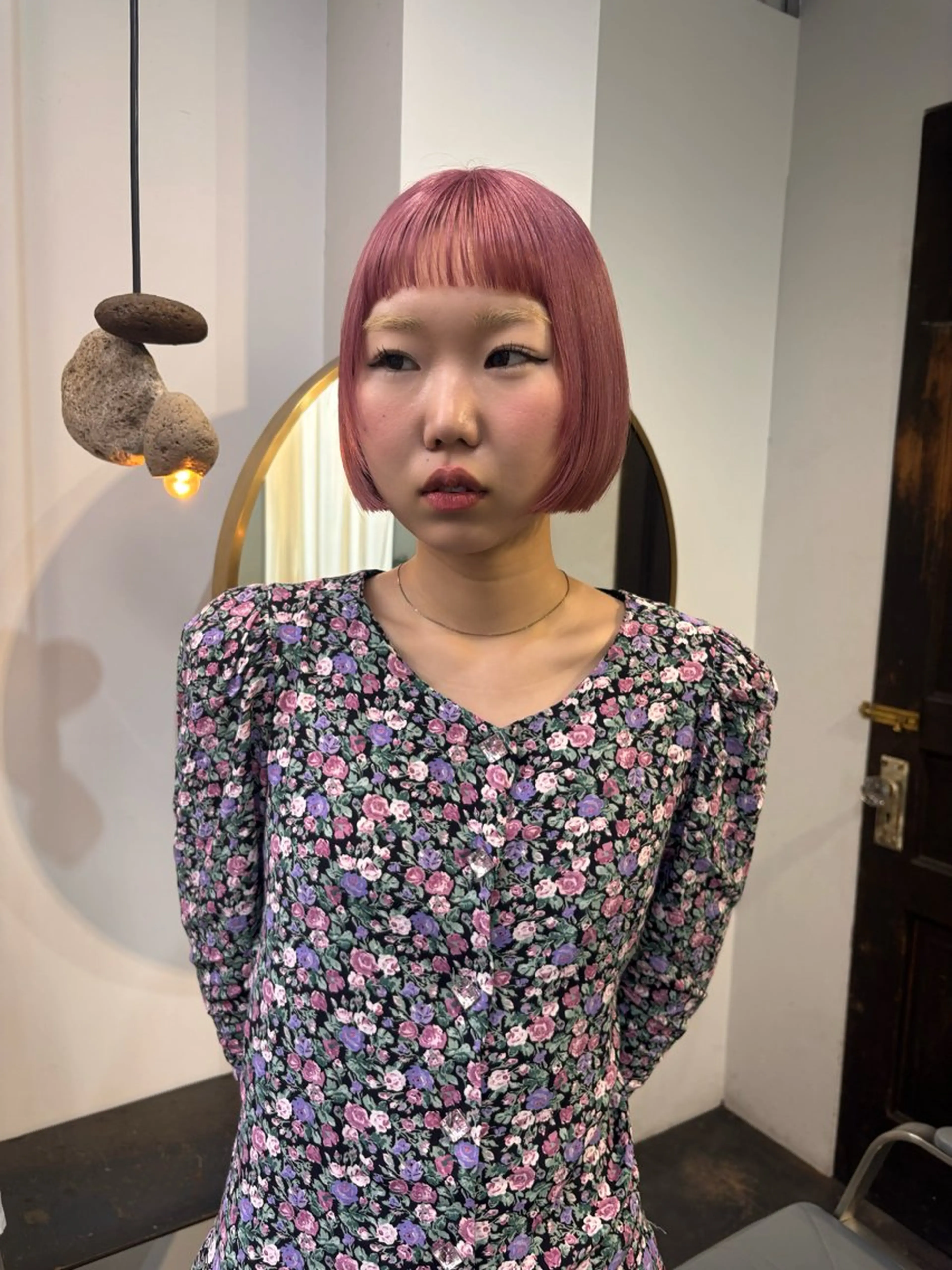 ショート ボブ オン眉 Hana/ハイトーン /レイヤーカットのヘアスタイル