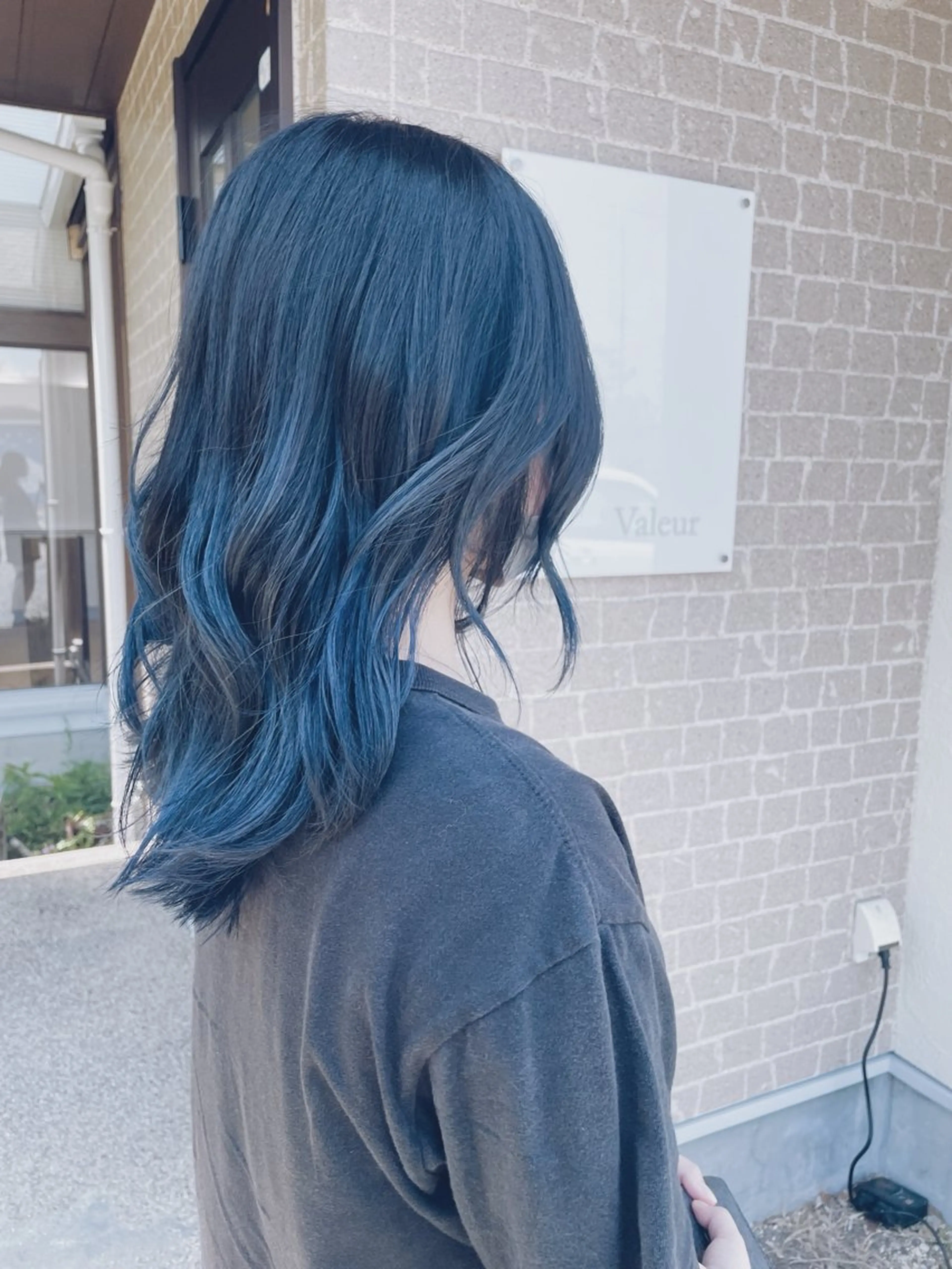 セミロング カラー ブリーチ ブルーカラー グラデーションカラー 加藤 圭佑のヘアスタイル