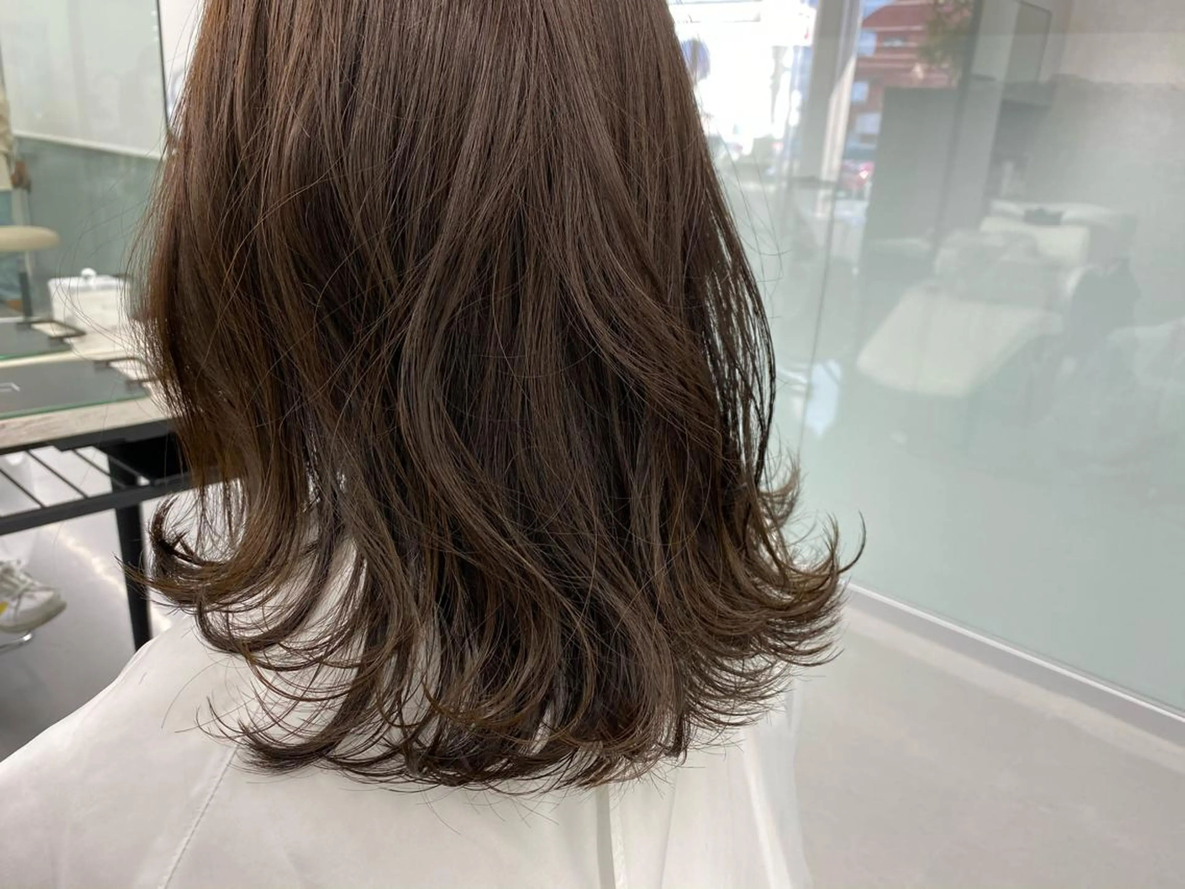 ミディアム ミディアムレイヤー レイヤーカット 外ハネヘア カット 小岸 竜のヘアスタイル