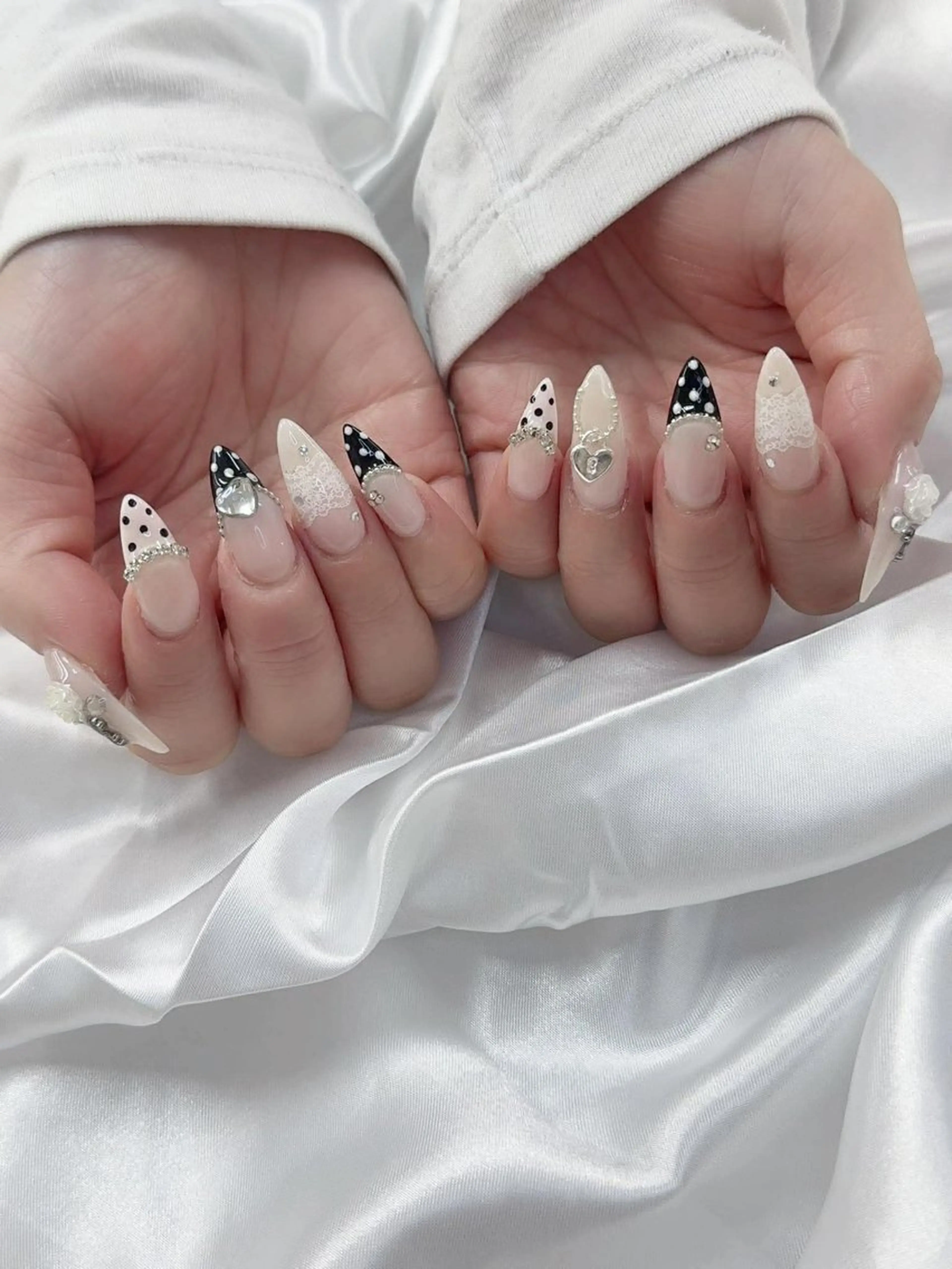 ネイル 桜ネイル フレンチネイル グラデーション 韓国ネイル マグネットネイル ハンドネイル ハンドケア Hara Nail 【パラジェル使用】のネイルデザイン