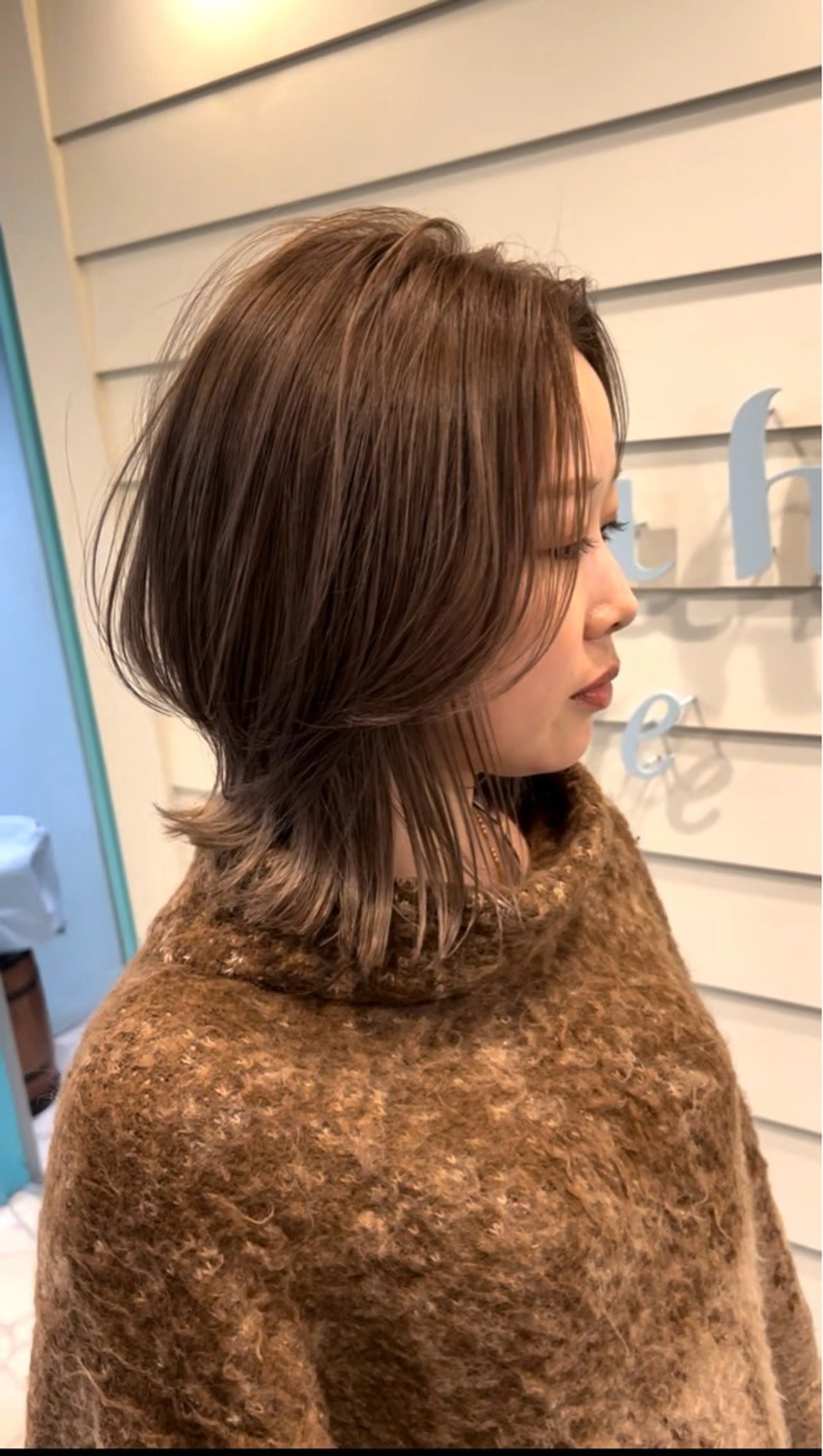 セミロング カラー ベージュカラー ブリーチ くびれヘア レイヤーカット カット ヘアカラー トリートメント 仲村 豪太のヘアスタイル