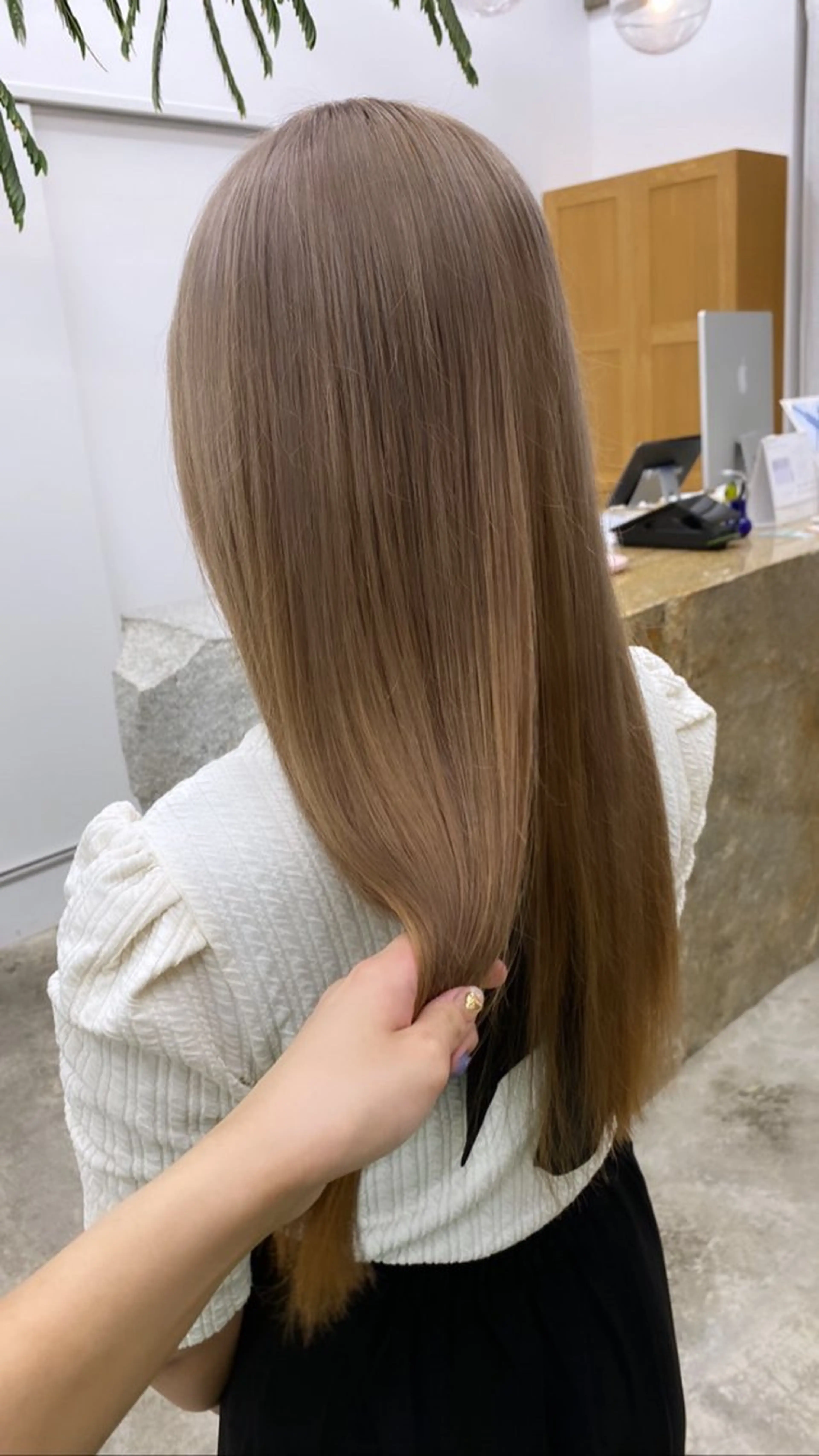 ロング カラー KVELL ユナのヘアスタイル