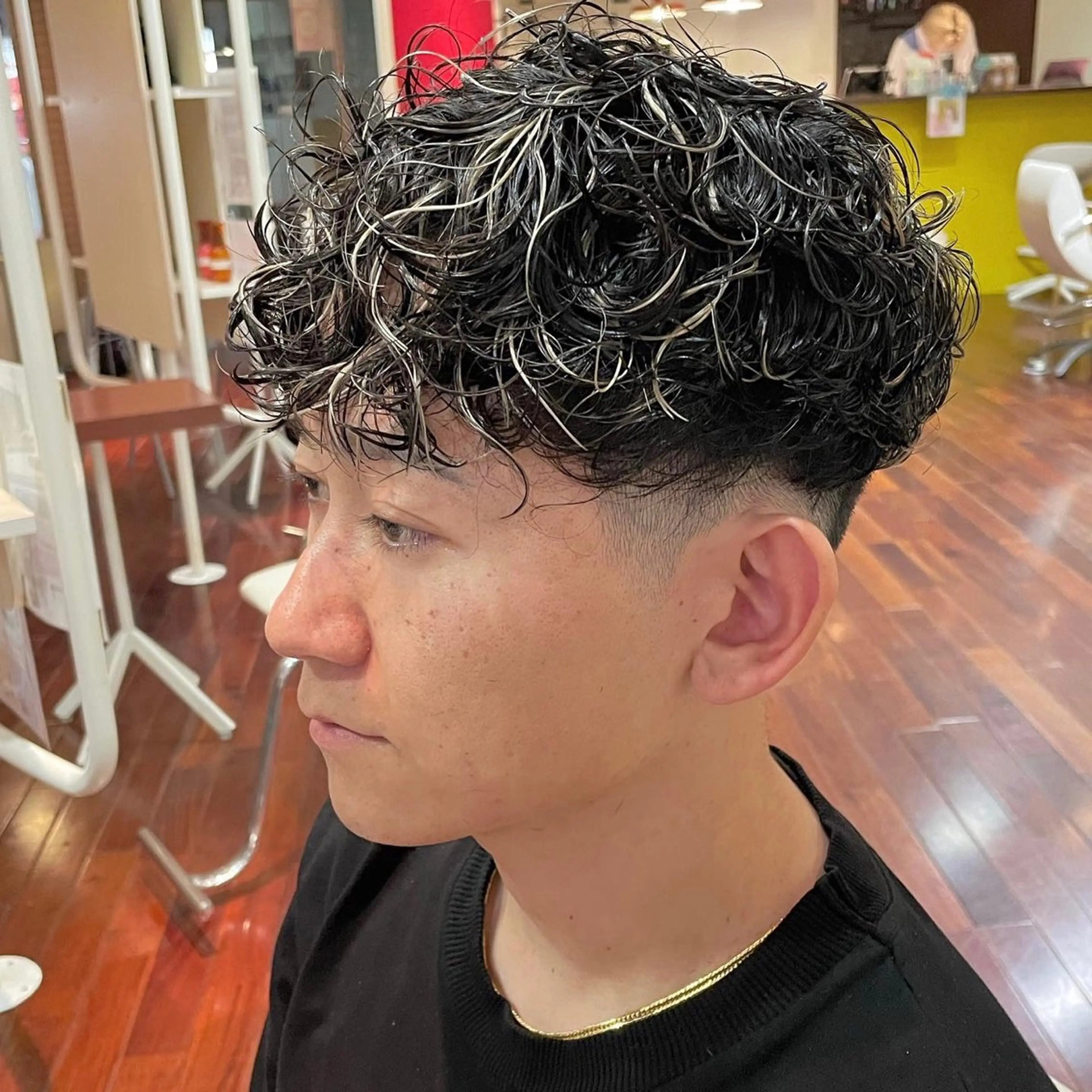 カラー パーマ メンズ メンズハイライト メンズインナーカラー メンズ韓国風 メンズパーマ ベージュカラー 髪質改善美容師 🪽YOSSYのヘアスタイル