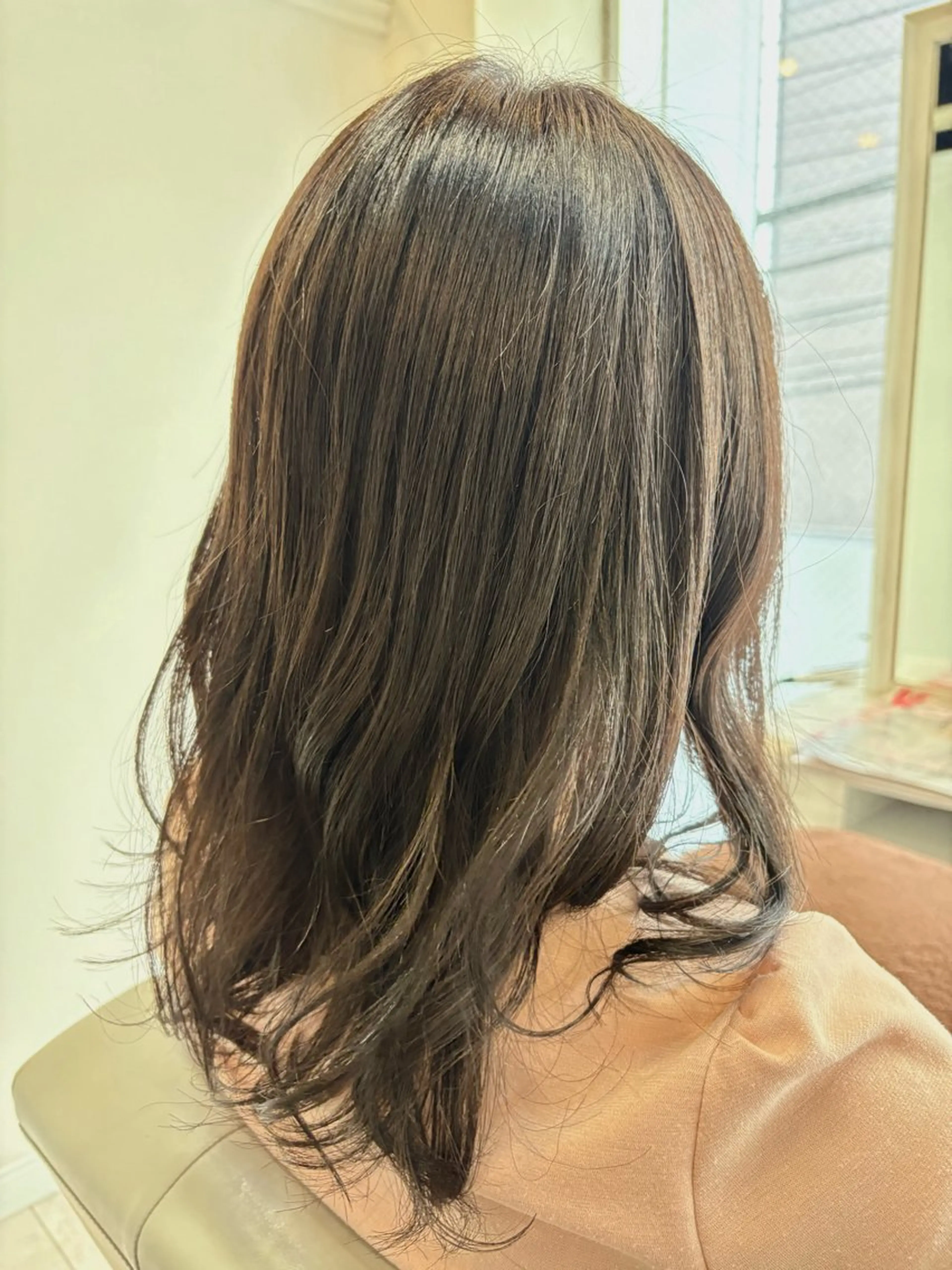 ミディアム カラー グレージュ オリーブグレージュ オリーブグレー アベ ミスズのヘアスタイル