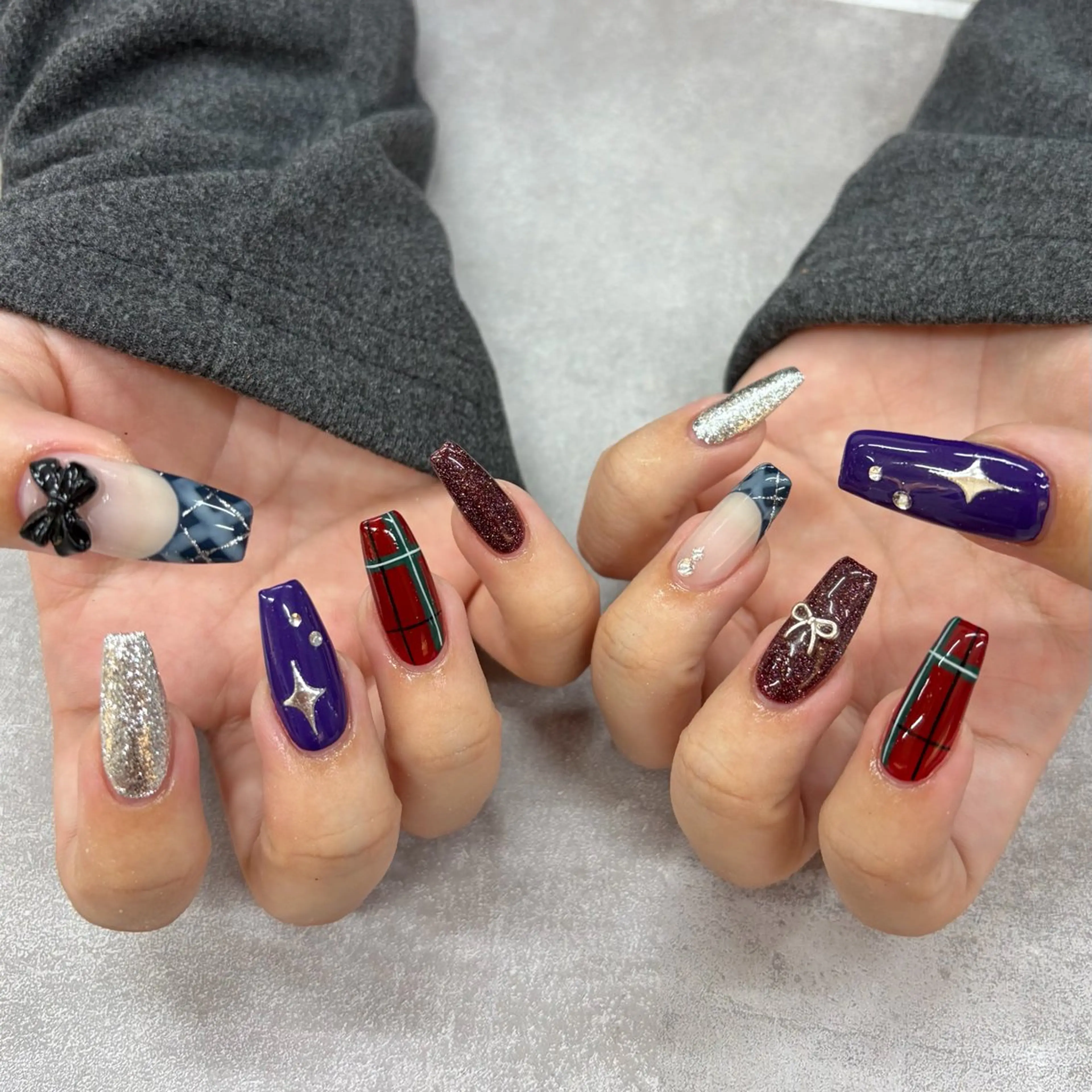 ネイル ロングネイル 持ち込み 冬ネイル クリスマス ハンドネイル フットネイル GRANDEUR焼津 Nana🦖のネイルデザイン