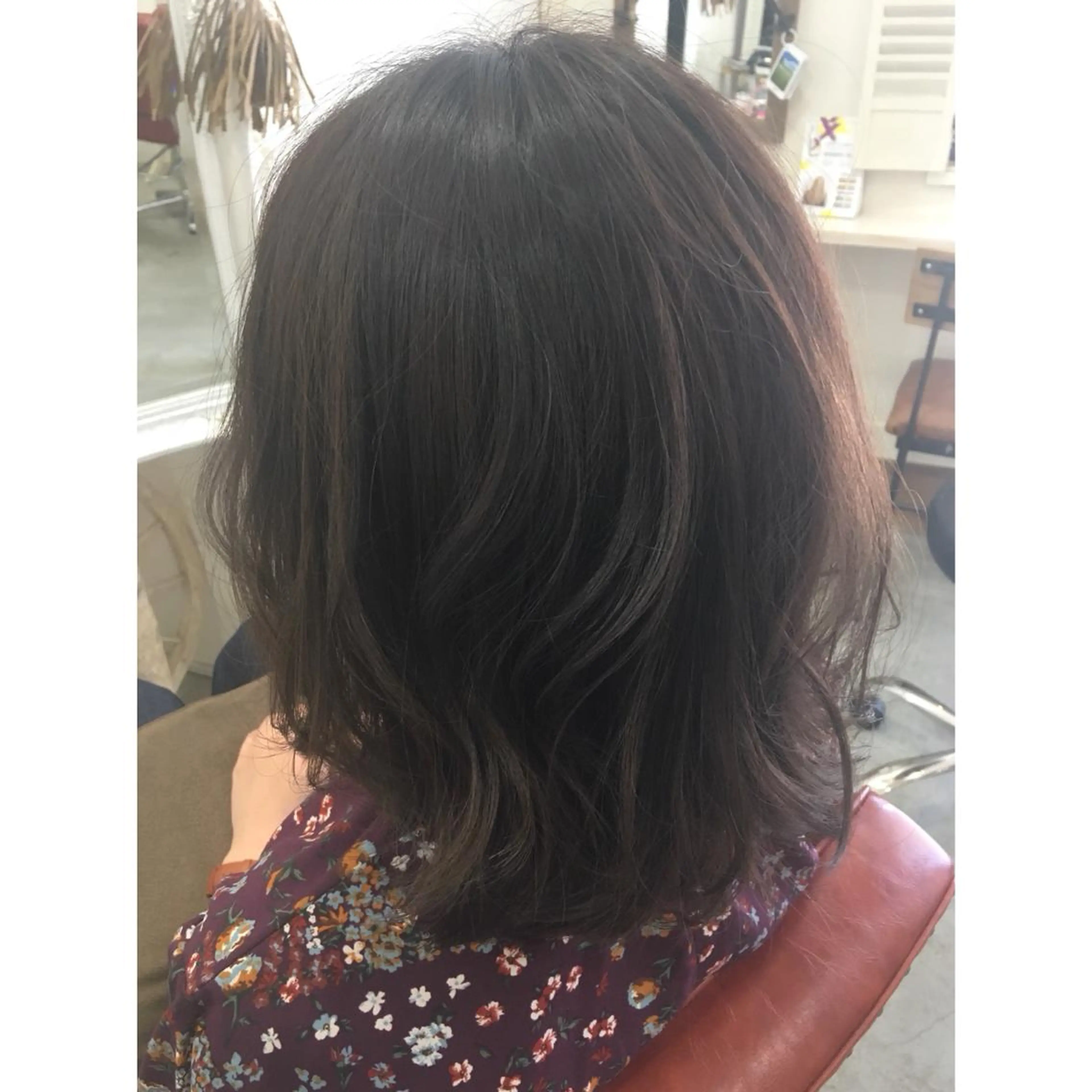 ミディアム カラー グレージュ fio マナミのヘアスタイル