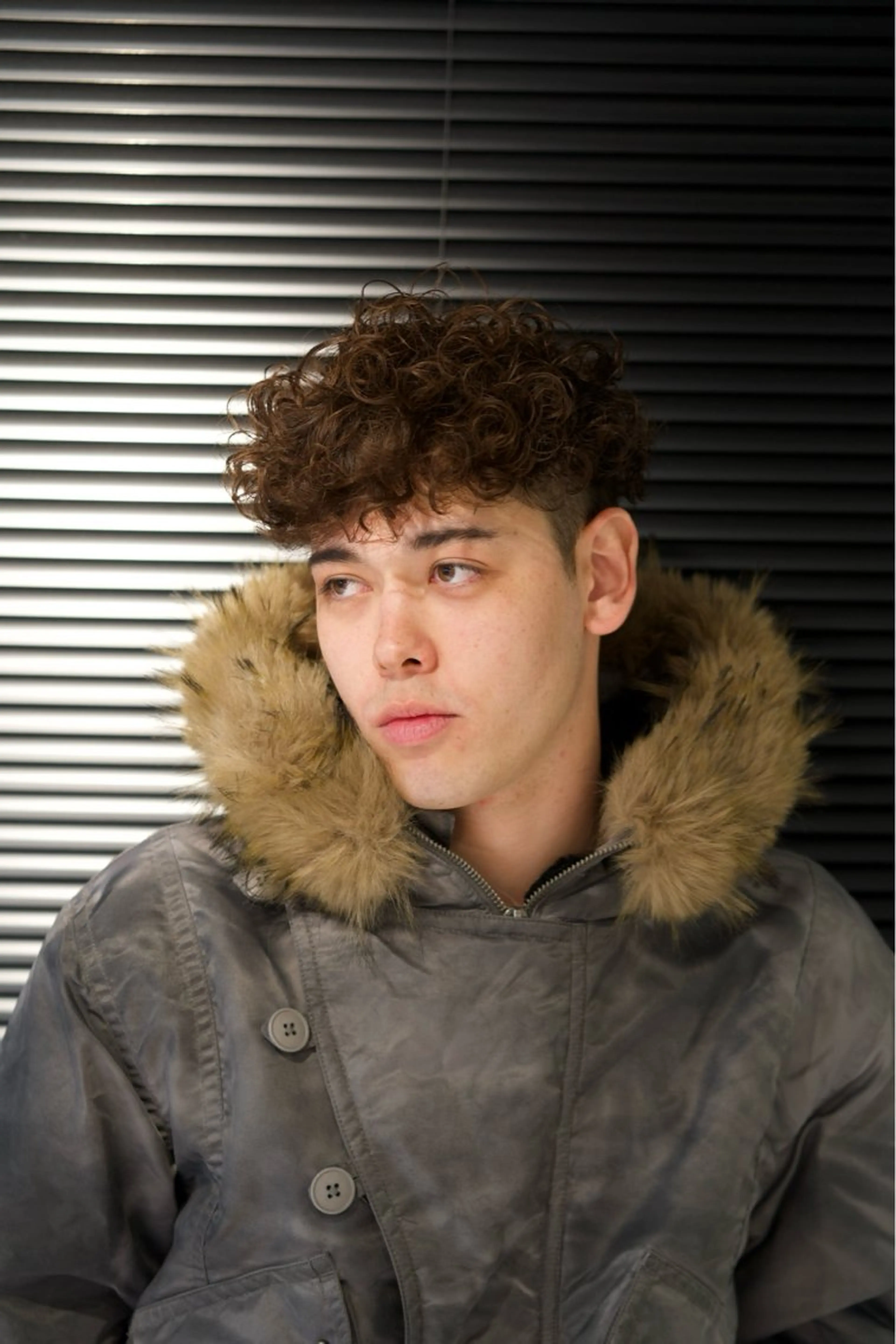 ミディアム パーマ メンズ ミディアムパーマ メンズパーマ プードルパーマ 小顔カット プードルパーマ 渋谷/メンズパーマ/ ブリーチ/冨島佑太のヘアスタイル