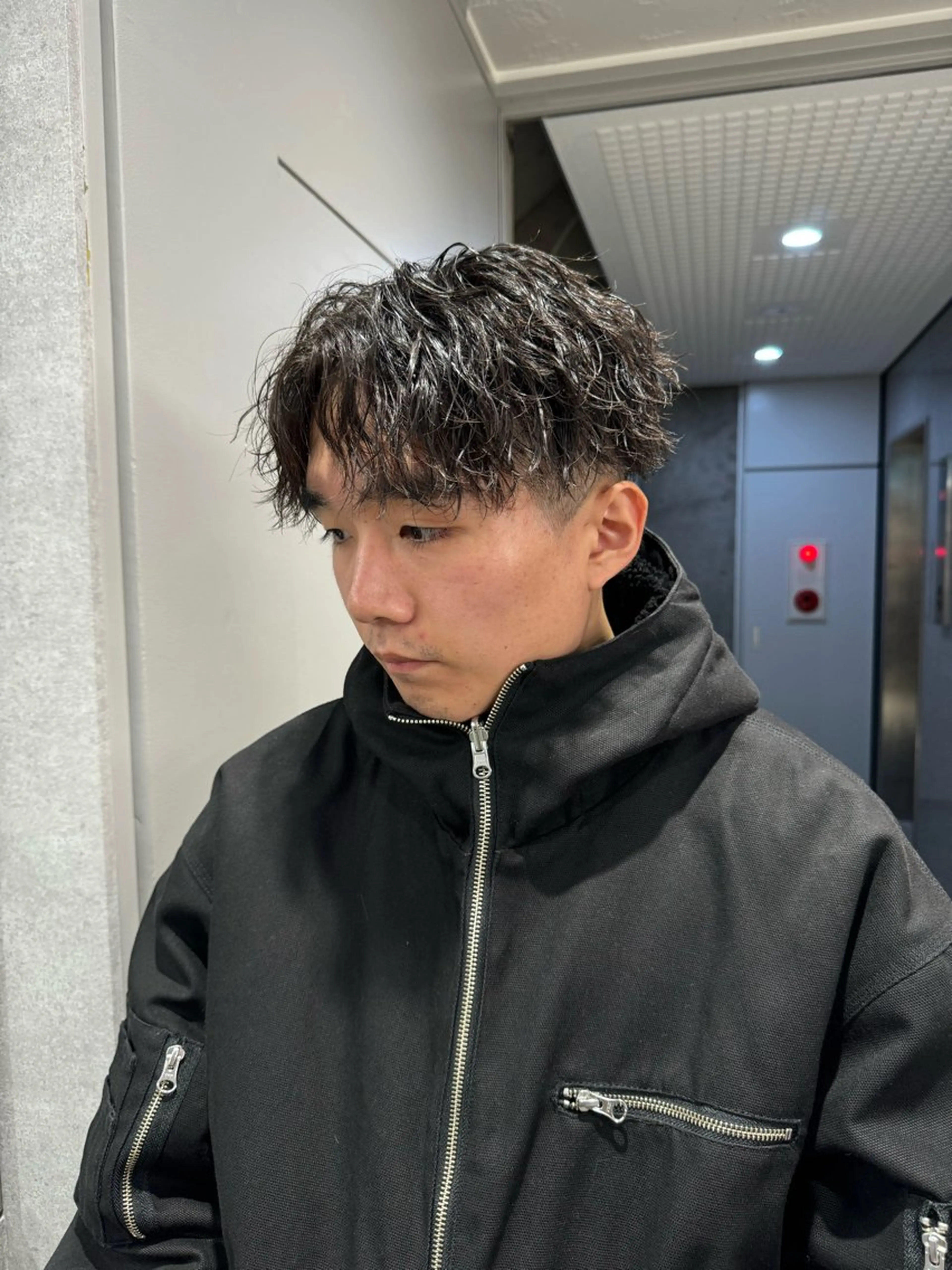 ショート カラー パーマ ヘアアレンジ メンズ メンズブリーチ センターパート フェザーパーマ メンズハイライト メンズハイトーン スパイキー/フェザー /波巻き/かいとのヘアスタイル