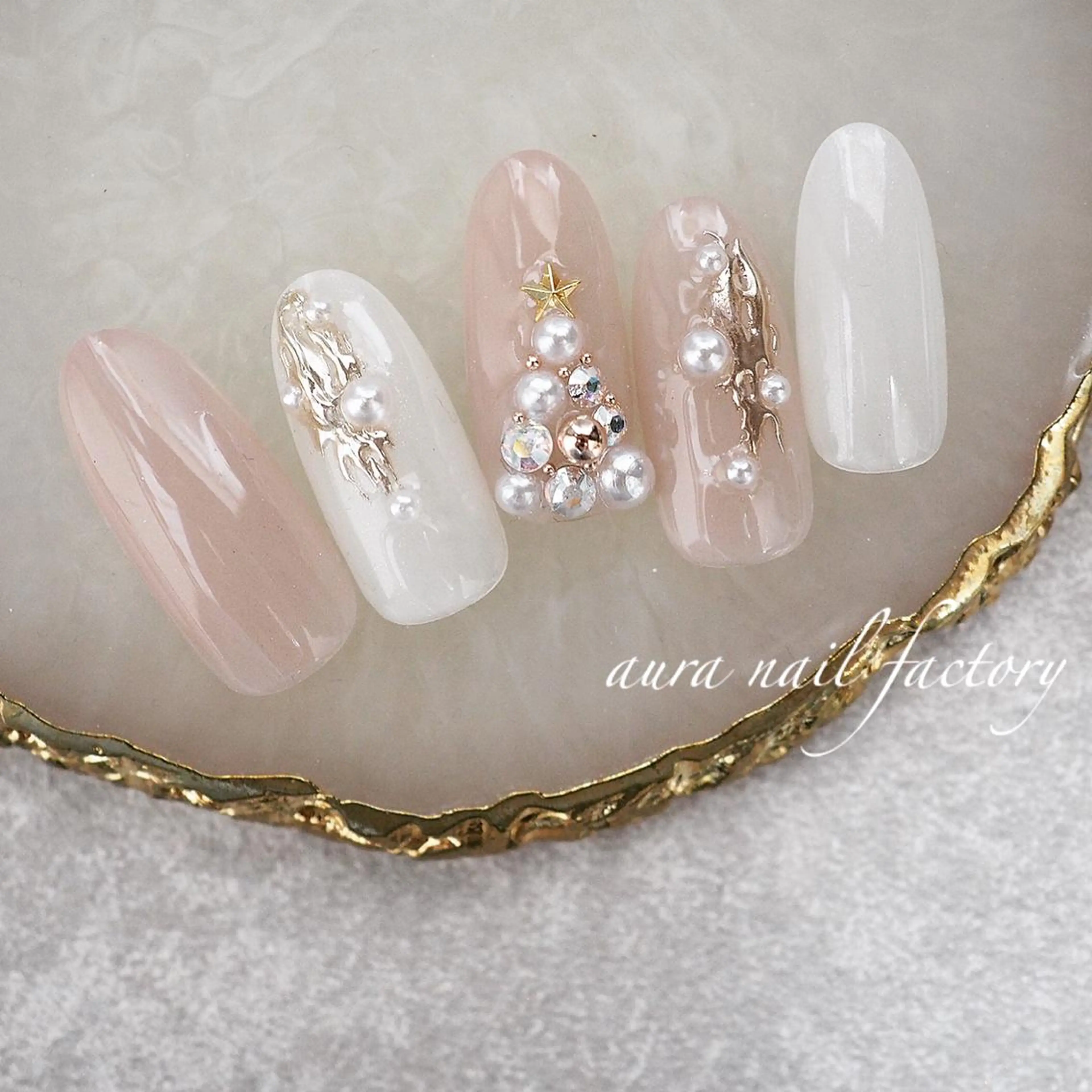 ミディアム カラー ネイル クリスマス ニュアンスネイル 赤色 冬ネイル クリスマス 赤羽 aura 深爪を断らない✨のネイルデザイン