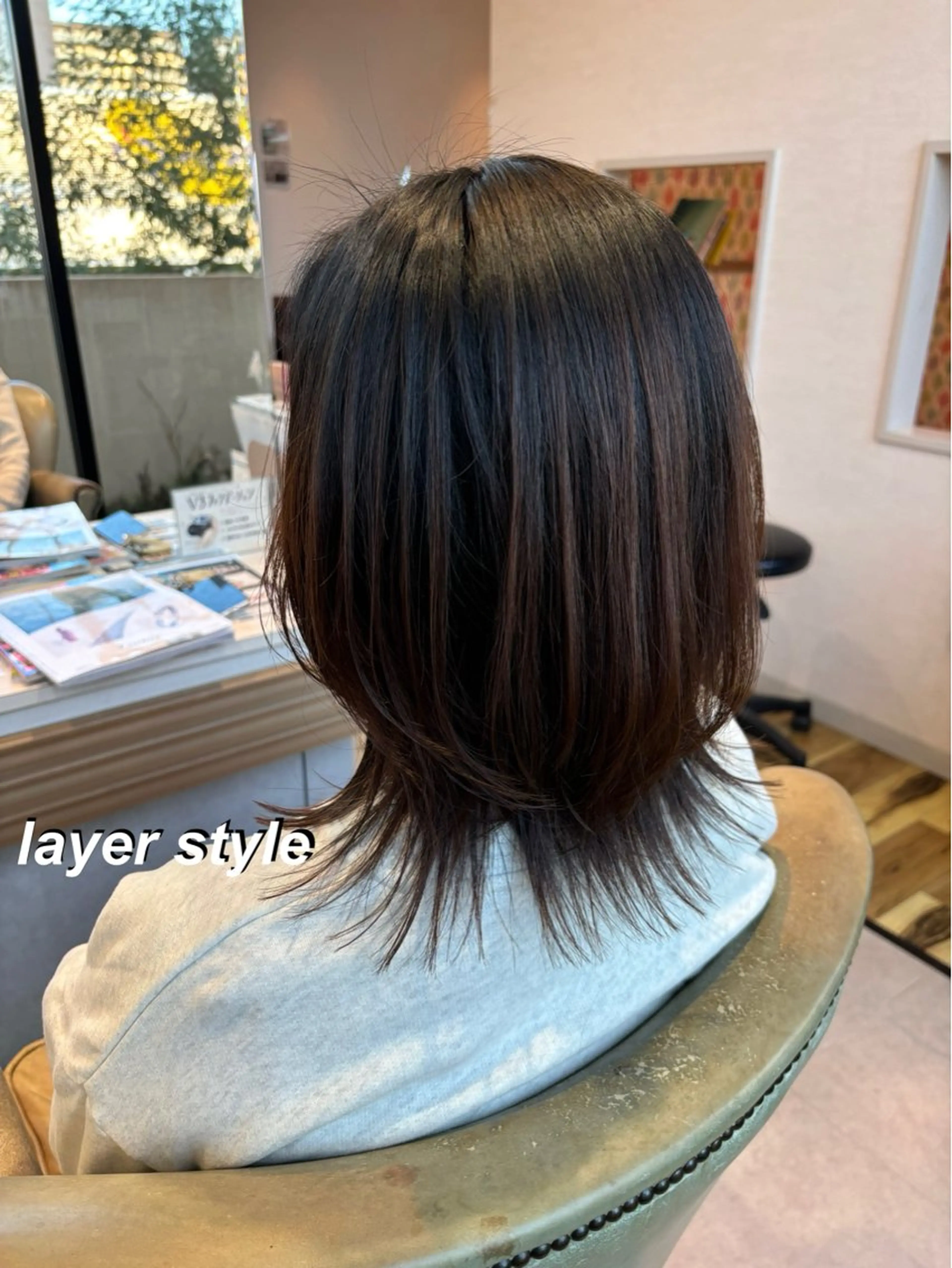 ミディアム レイヤーカット 外ハネヘア カット 岡本 梨沙のヘアスタイル