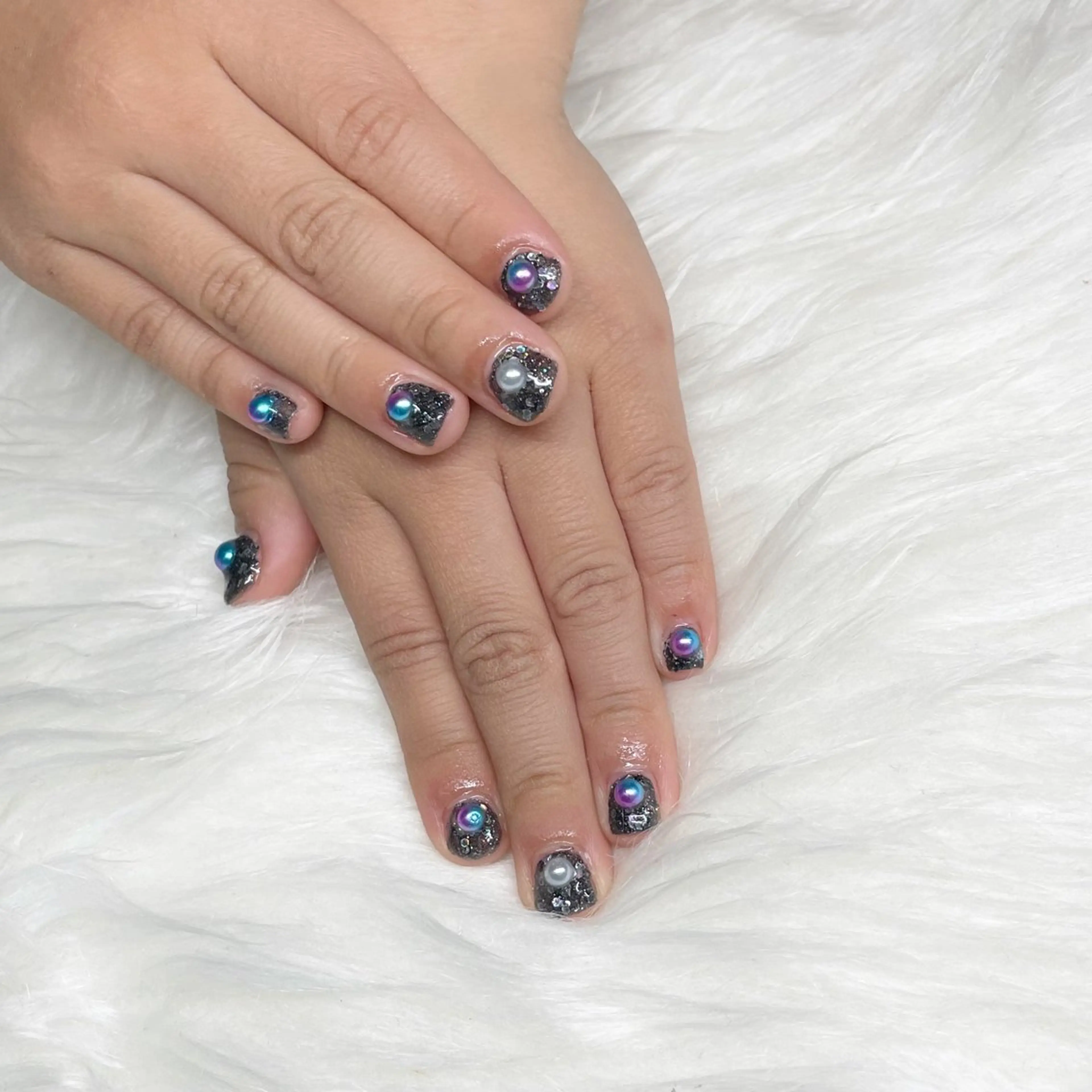 ショート see love gritterのネイルデザイン