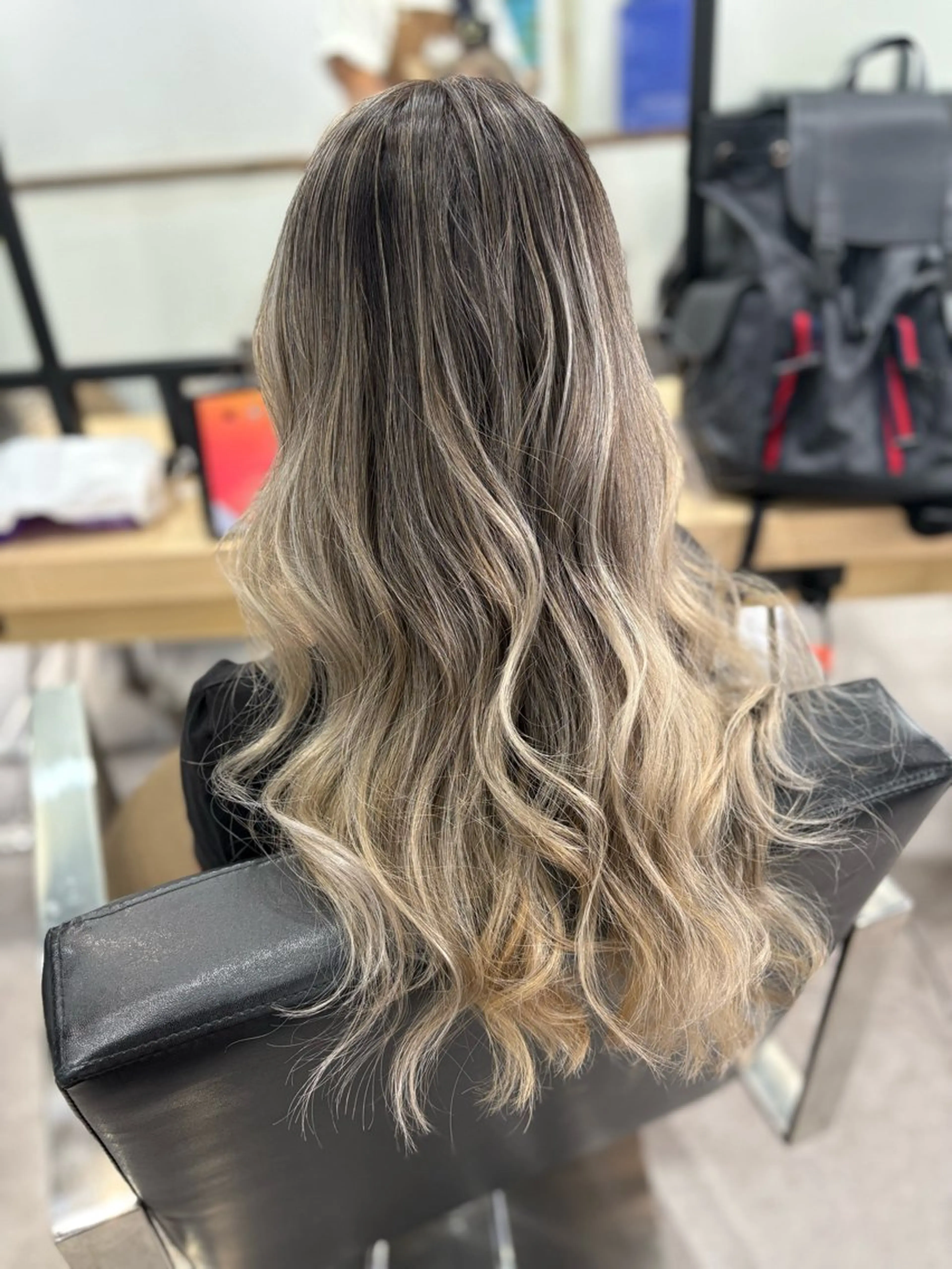 ロング カラー バレイヤージュ ブリーチ レイヤーカット ヘアカラー トリートメント FOLK所属・白髪ぼかしハイライト バレイヤージュヤマトのヘアスタイル