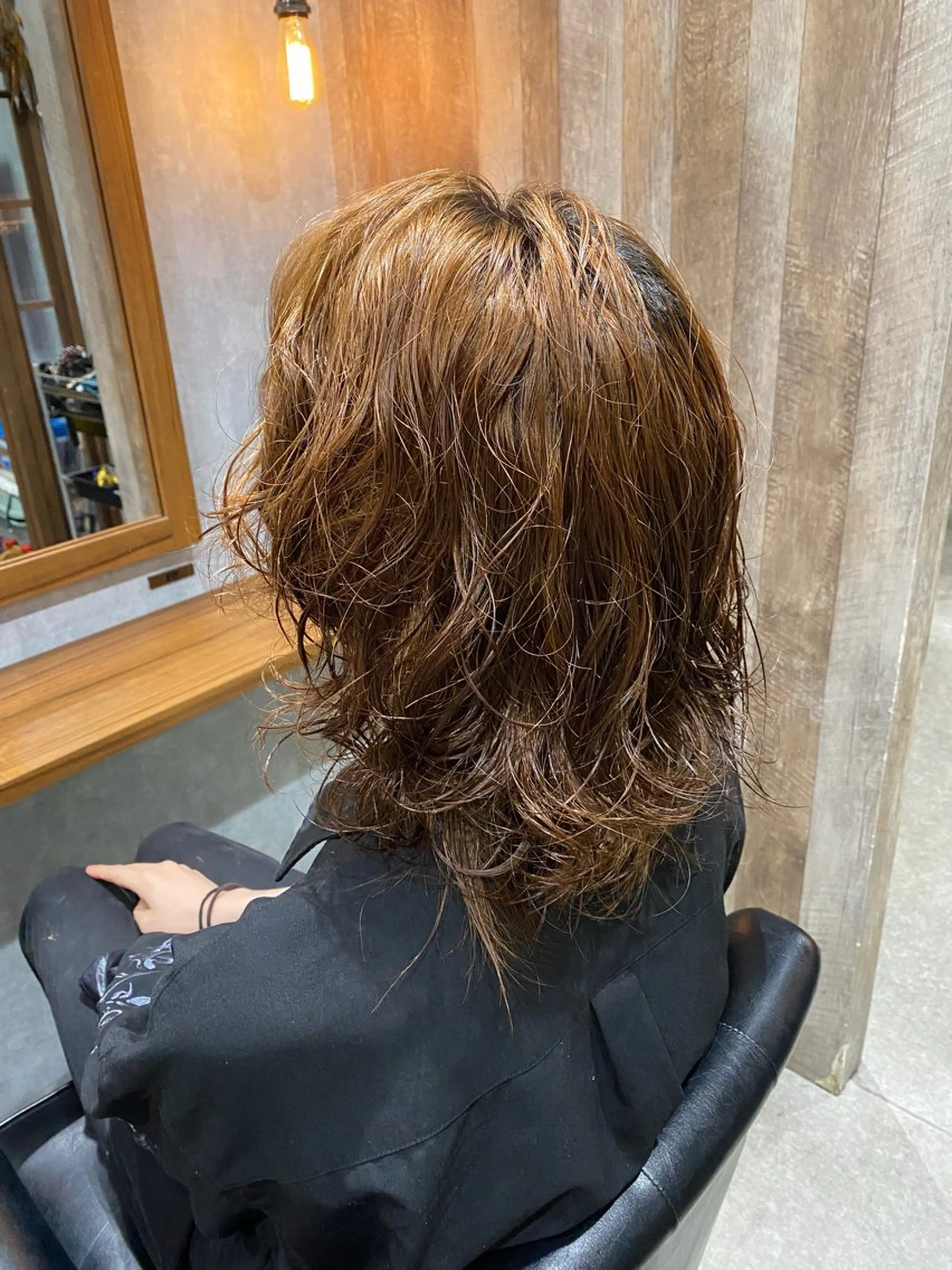 パーマ 今枝莉菜 上品なツヤカラーのヘアスタイル