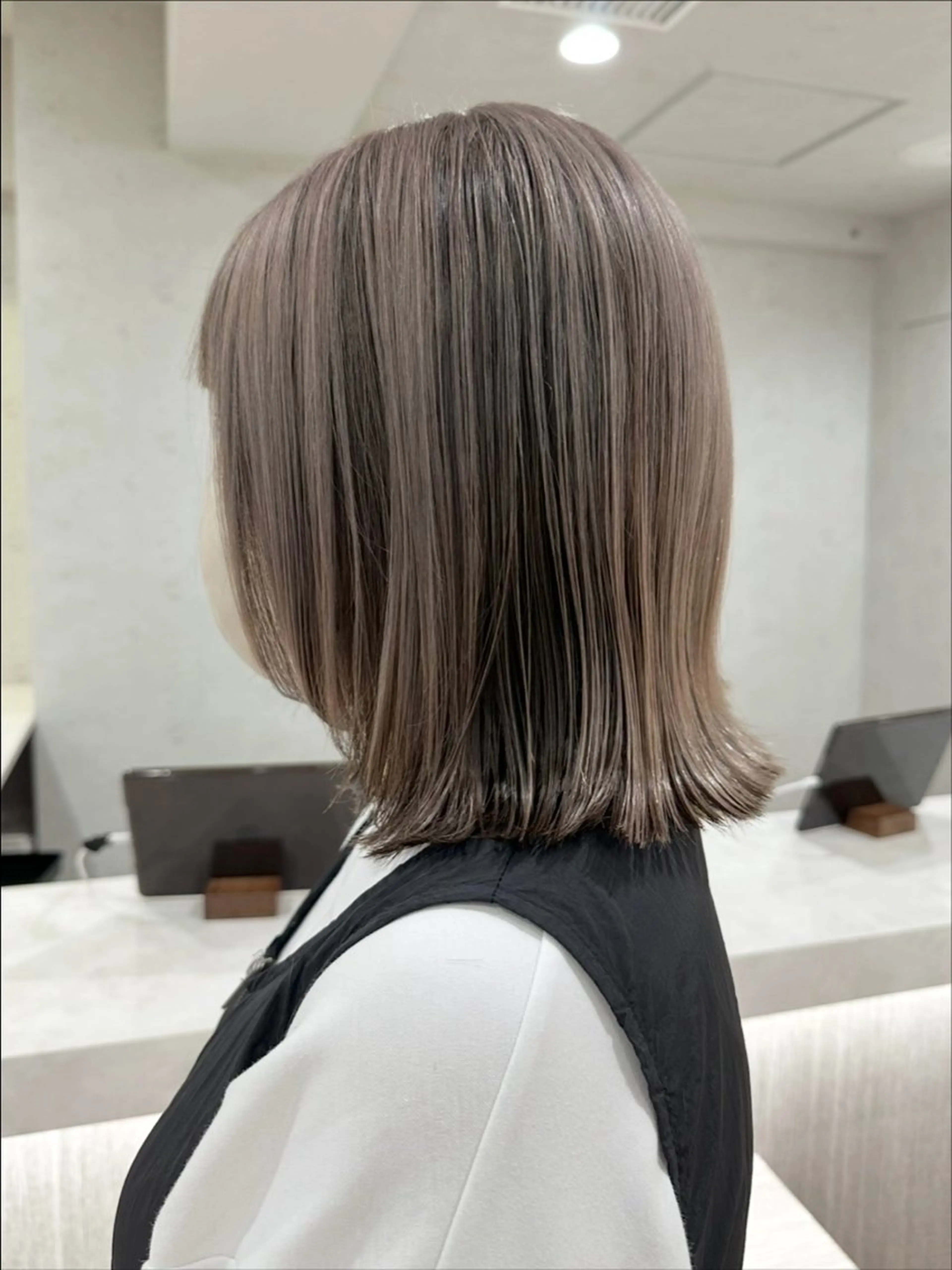 ミディアム 白髪ぼかし×デザイン 🕊️🫧ホウジョウのヘアスタイル