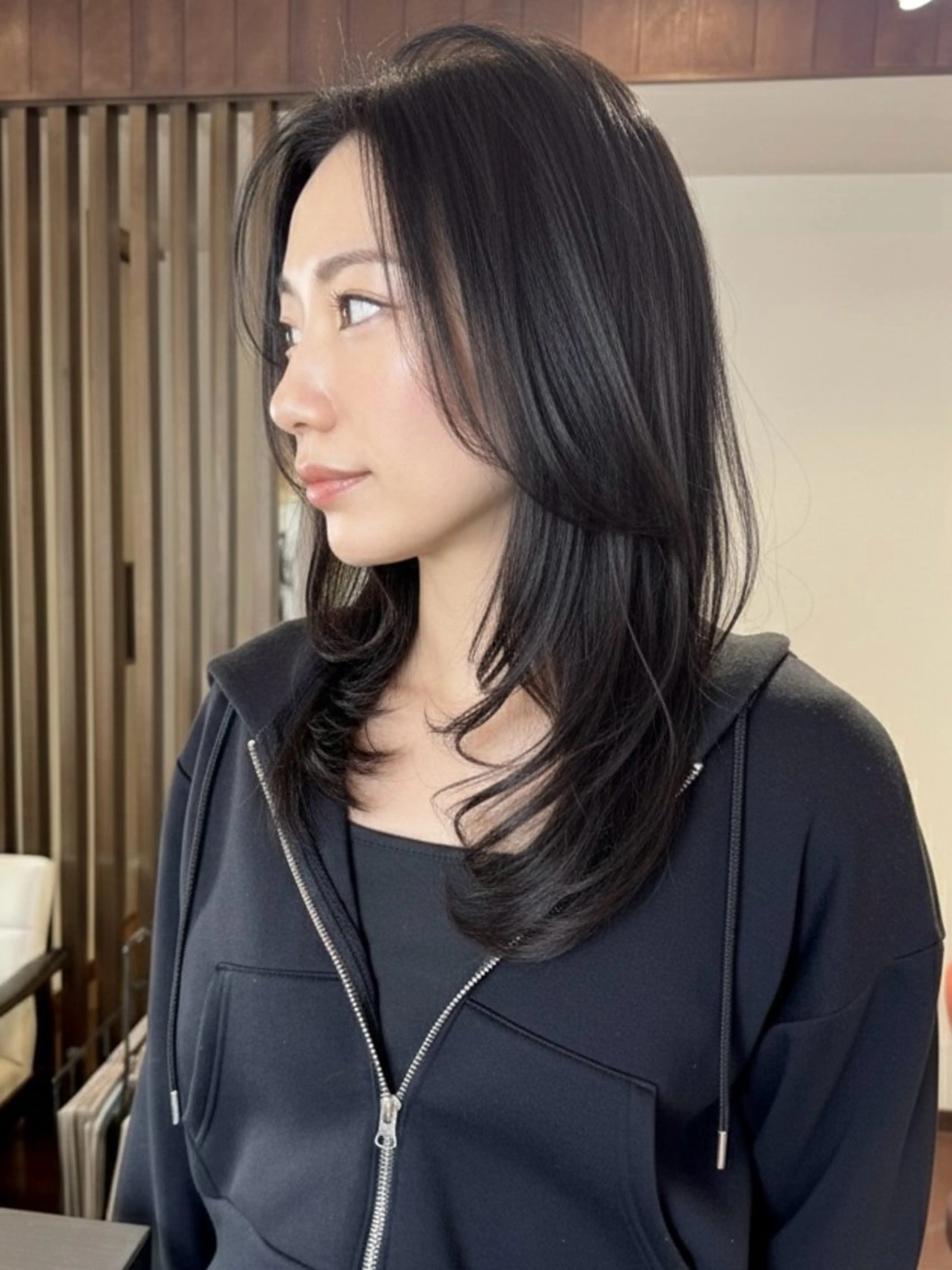 ミディアム カラー 黒髪 ラベンダーカラー レイヤーカット ウルフカット ウルフレイヤー カット ヘアカラー トリートメント 田室 和幸のヘアスタイル