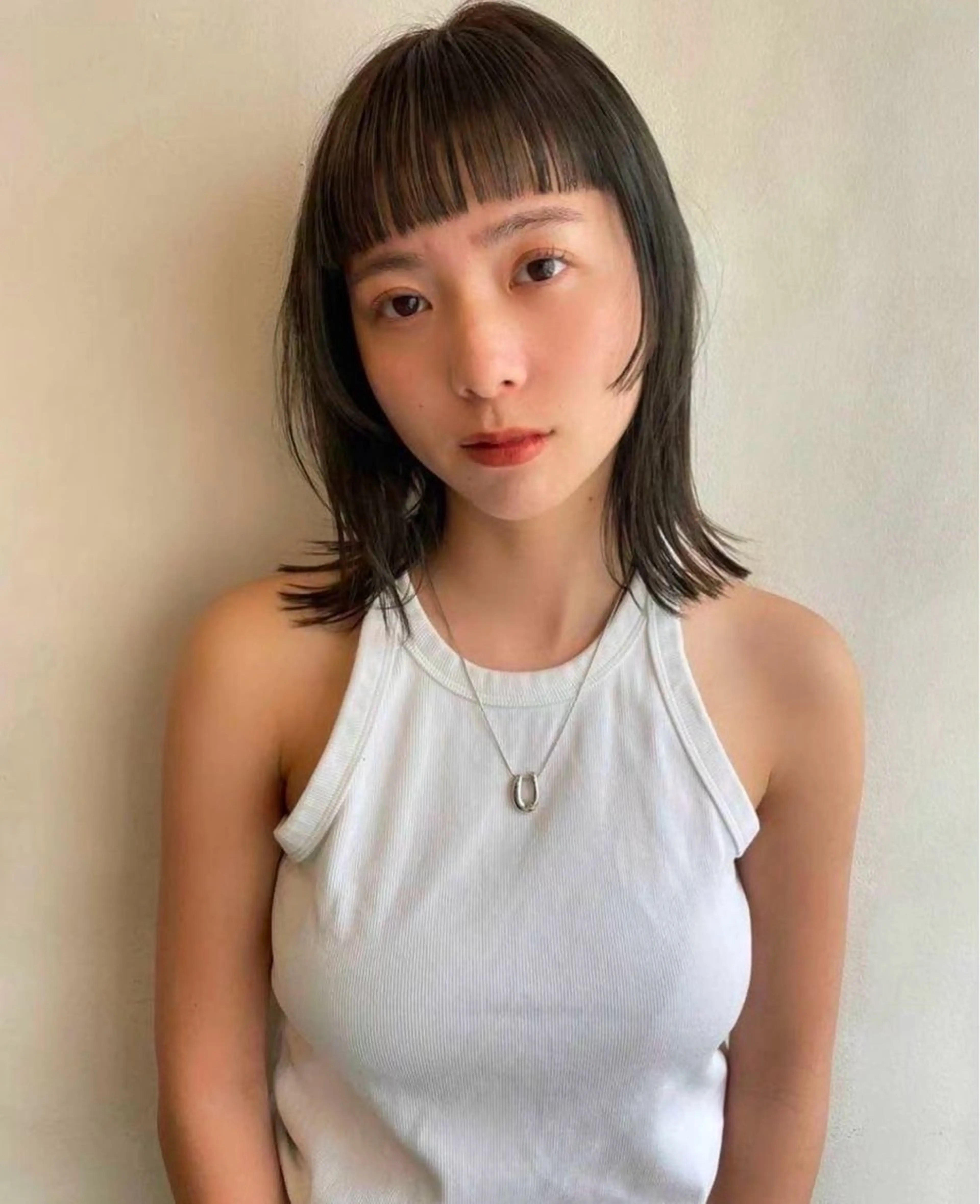 ミディアム オン眉 外ハネヘア 透明感/グレージュ/ レイヤー/ 青空のヘアスタイル