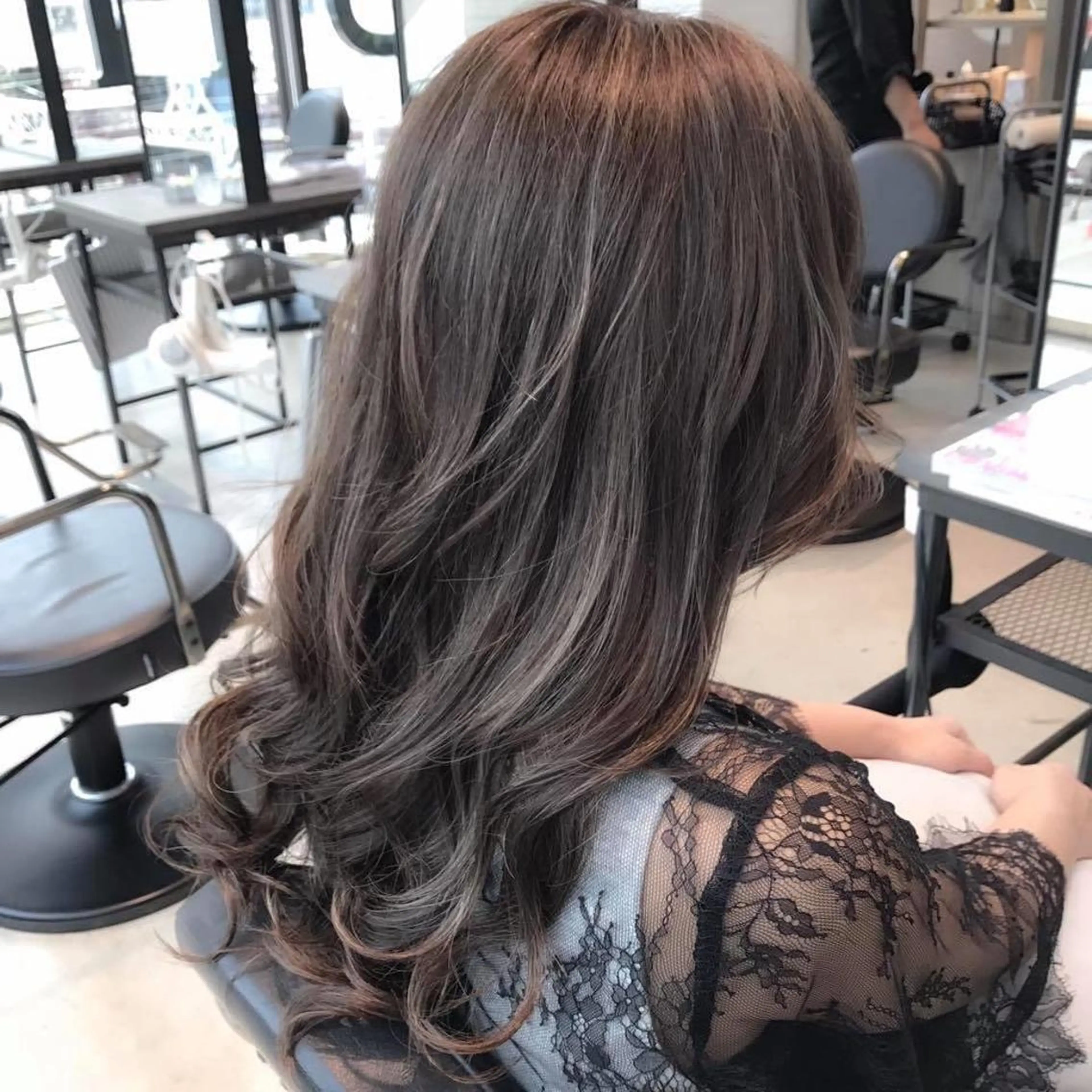 セミロング カラー ハイライトカラー ハイライト 【透明感、艶髪】西村 有司のヘアスタイル