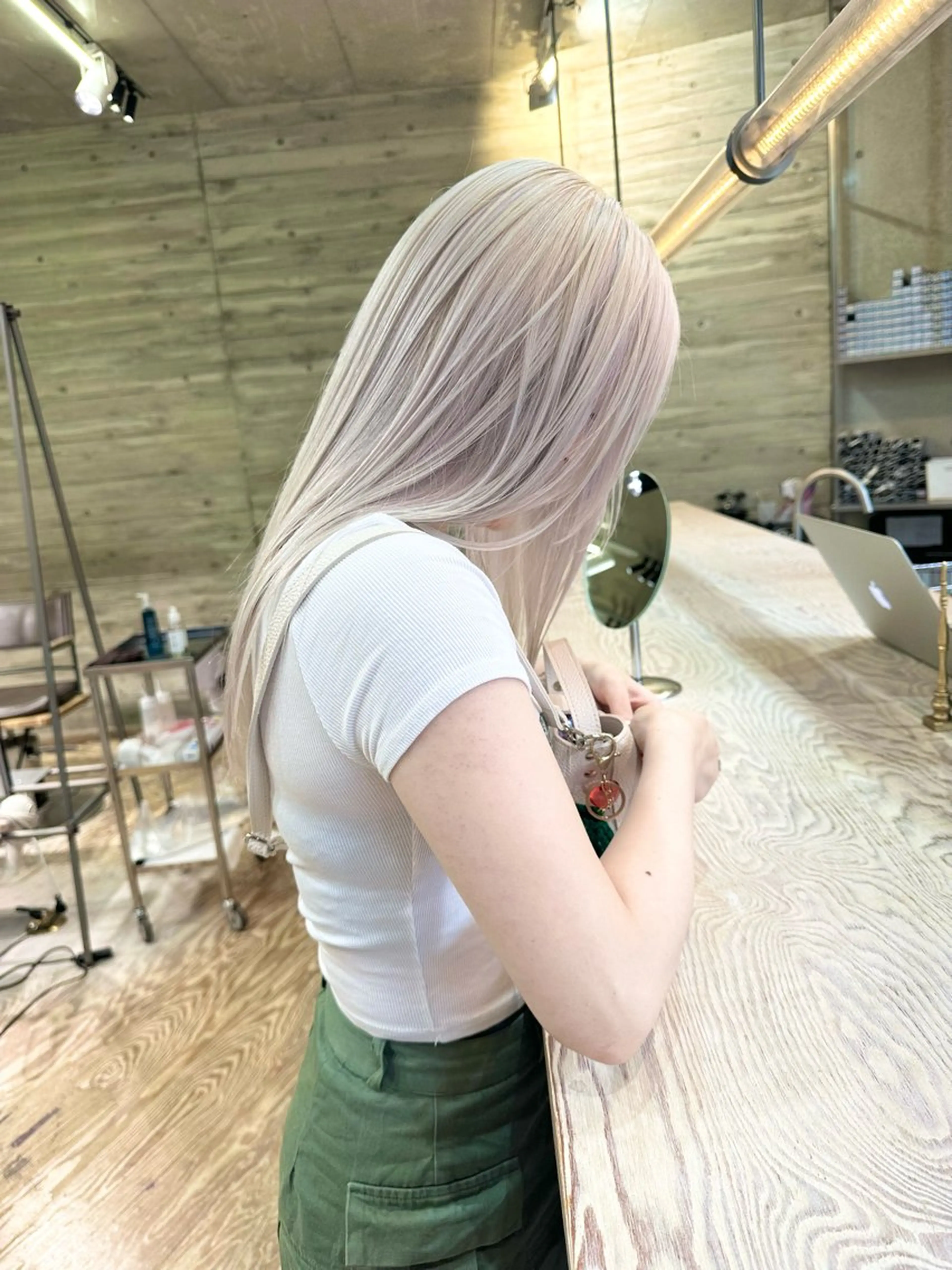 ロング カラー ハイトーンカラー ヘアカラー トリートメント kai .のヘアスタイル