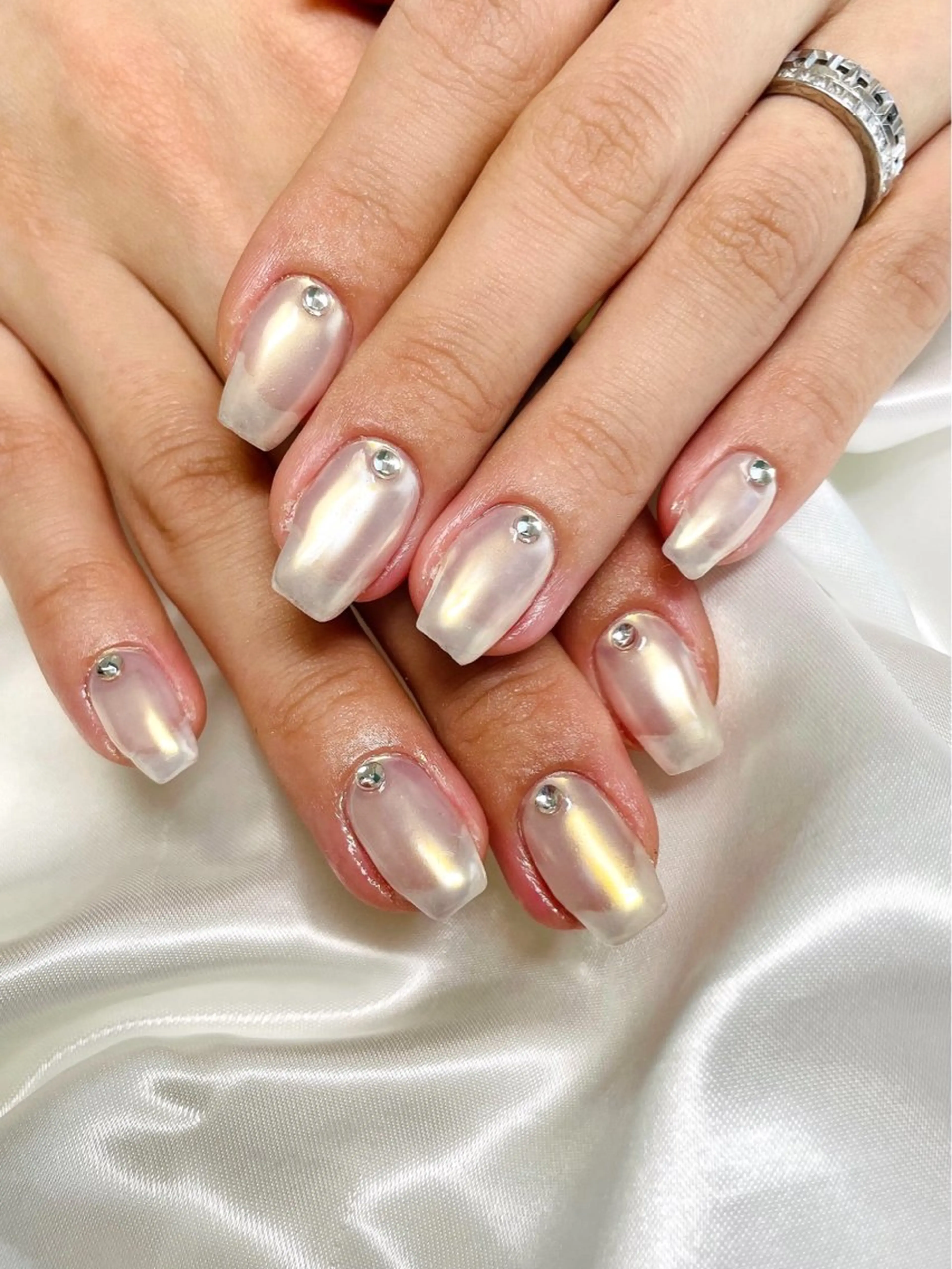 ネイル オーロラネイル 氷ネイル・うるうるネイル ブライダルネイル ハンドネイル NAIL BLISSのネイルデザイン