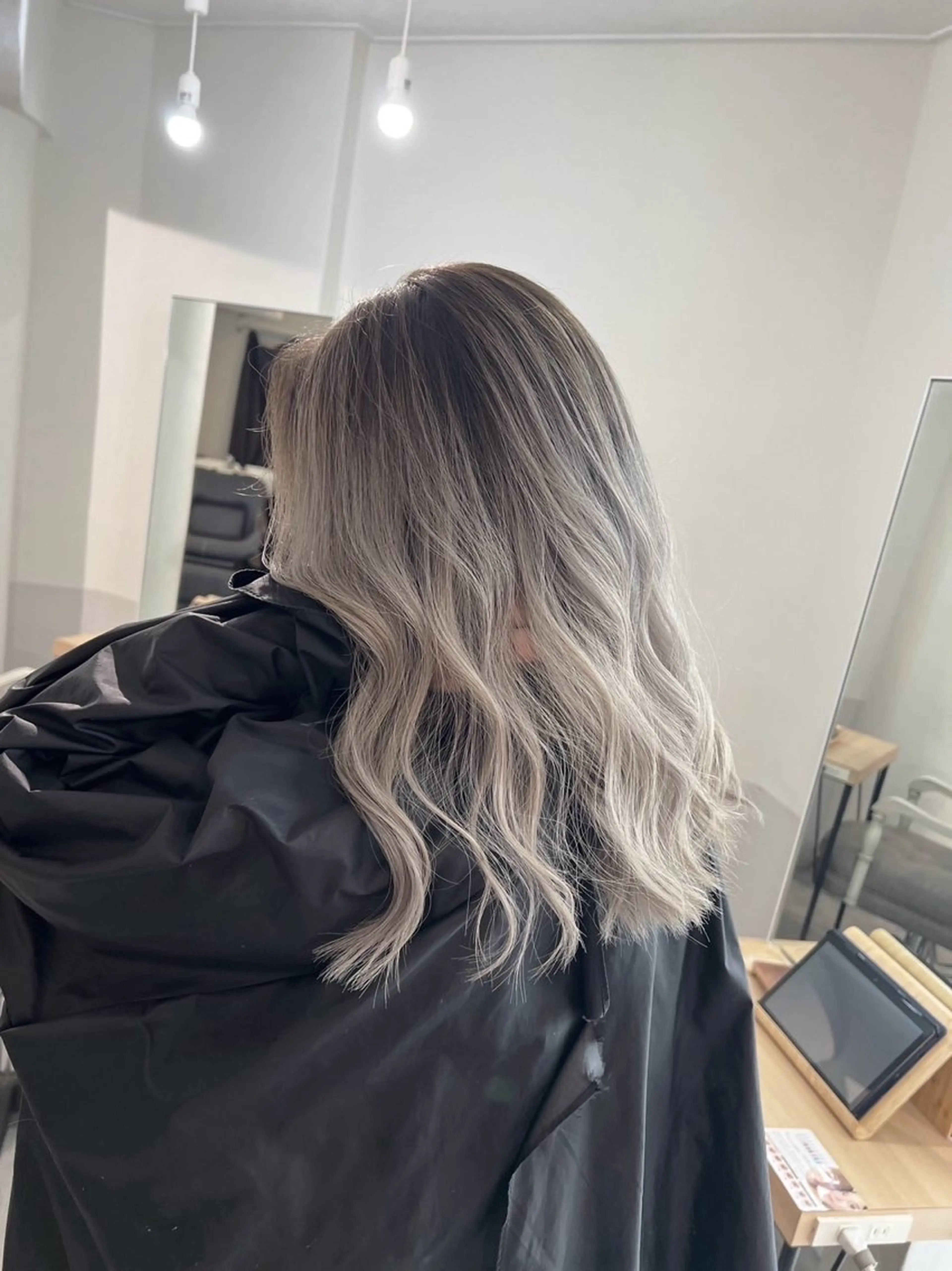 セミロング カラー バレイヤージュ シルバー ホワイトシルバー レイヤーカット ヘアカラー トリートメント 指名数No.1 /NAOYAのヘアスタイル