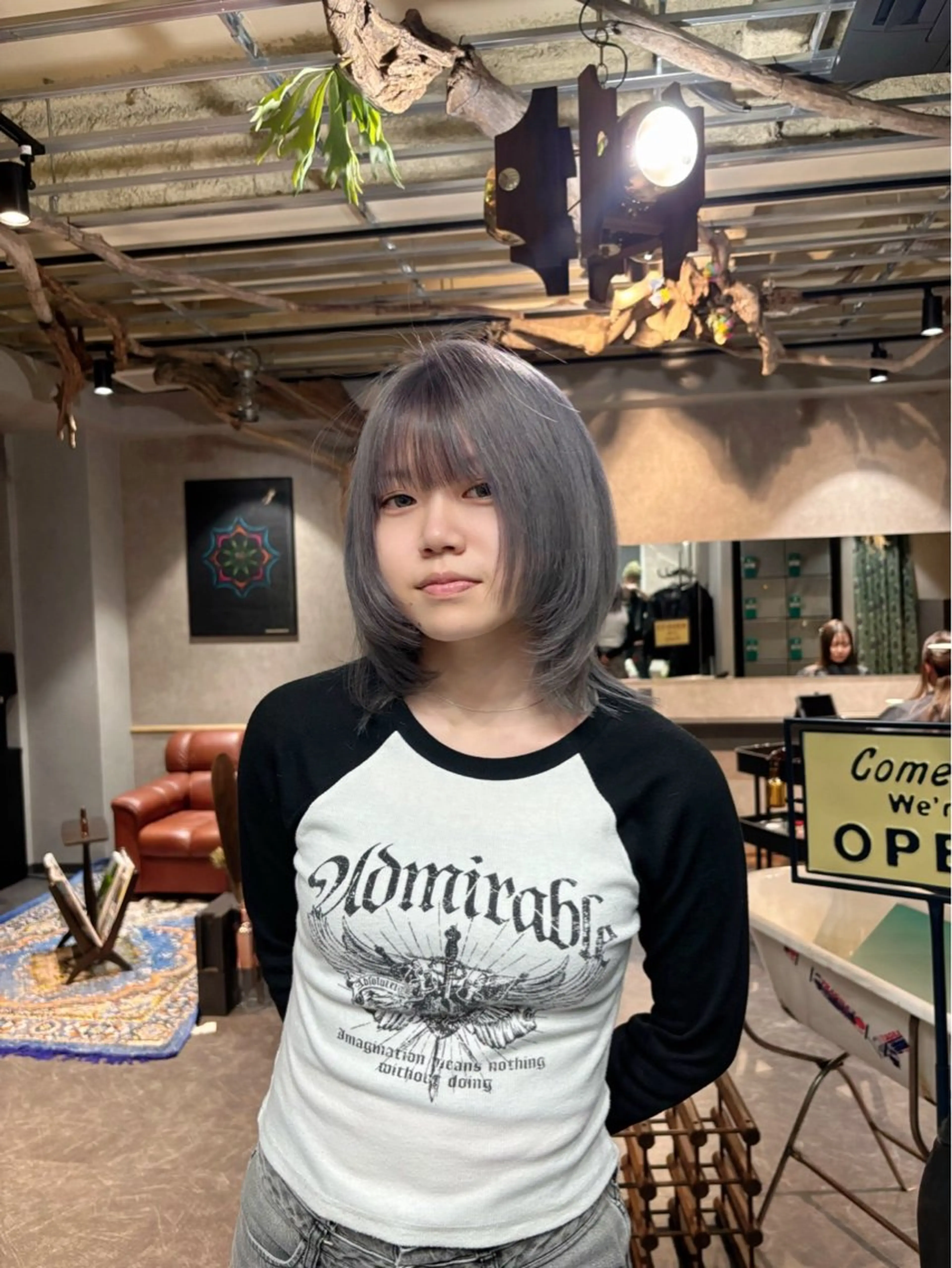 ミディアム カラー アディクシーカラー ベージュカラー ブリーチ ケアブリーチ 透明感カラー カット ヘアカラー トリートメント ravens デザインカラーのヘアスタイル