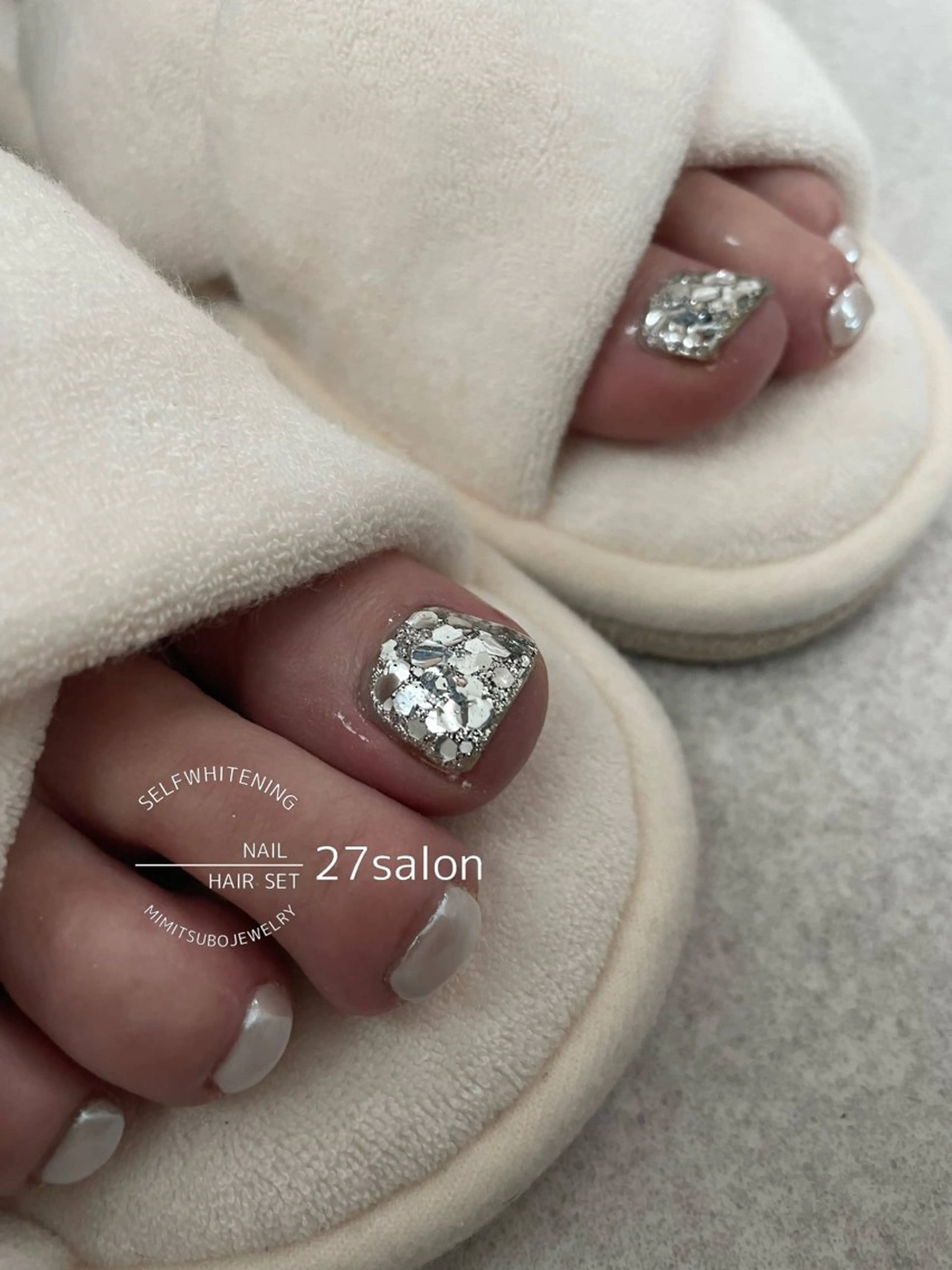 ネイル フットネイル ホログラムネイル ミラーネイル ホワイト フットネイル 27salon yuinaのネイルデザイン