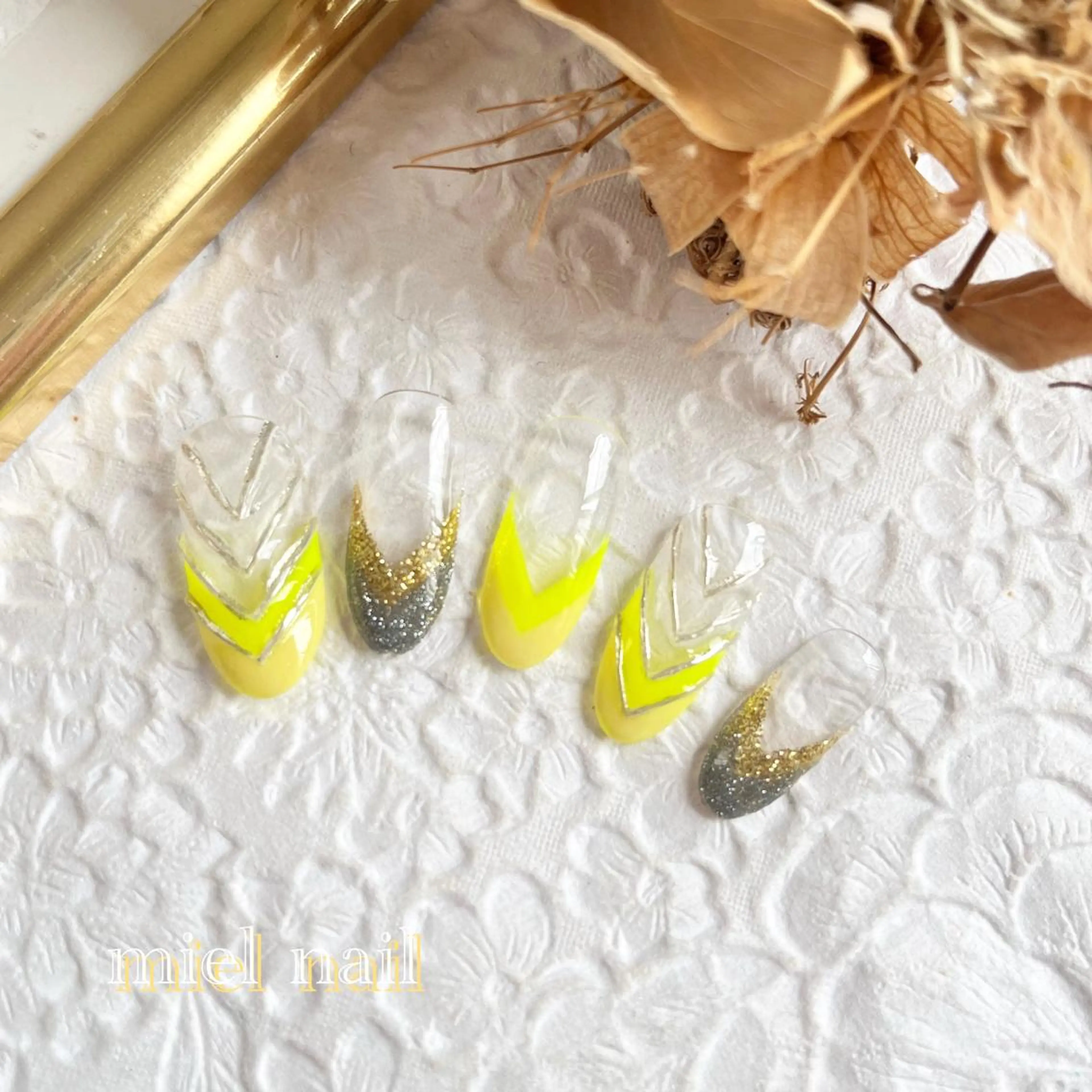 ネイル フレンチネイル ラメ(グリッター) ミラーネイル 夏ネイル 黄色 ハンドネイル miel nailのネイルデザイン