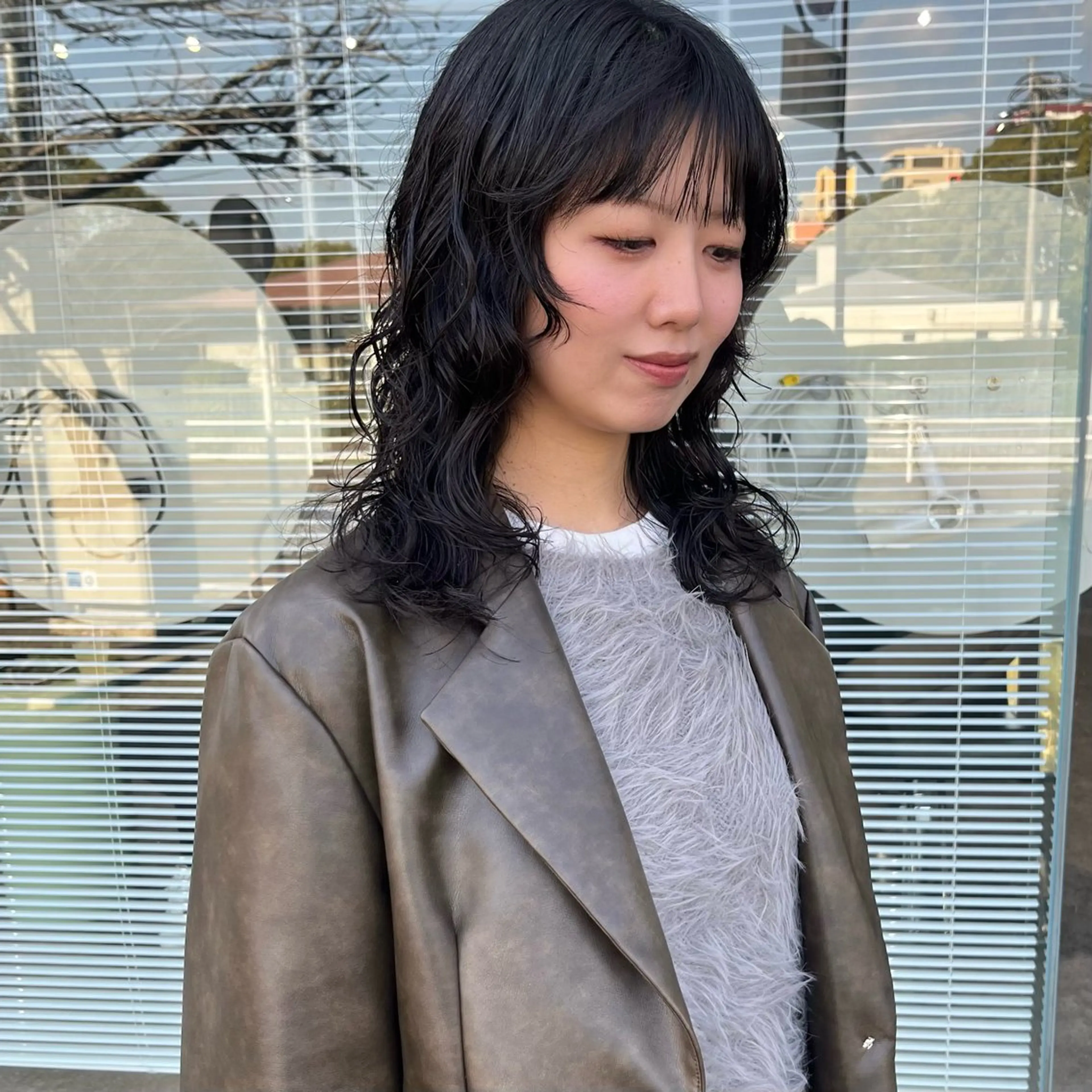 セミロング パーマ セミロングパーマ レイヤーカット カット パーマ トリートメント yuumi/大濠🪷 顔周り/ハイトーンのヘアスタイル