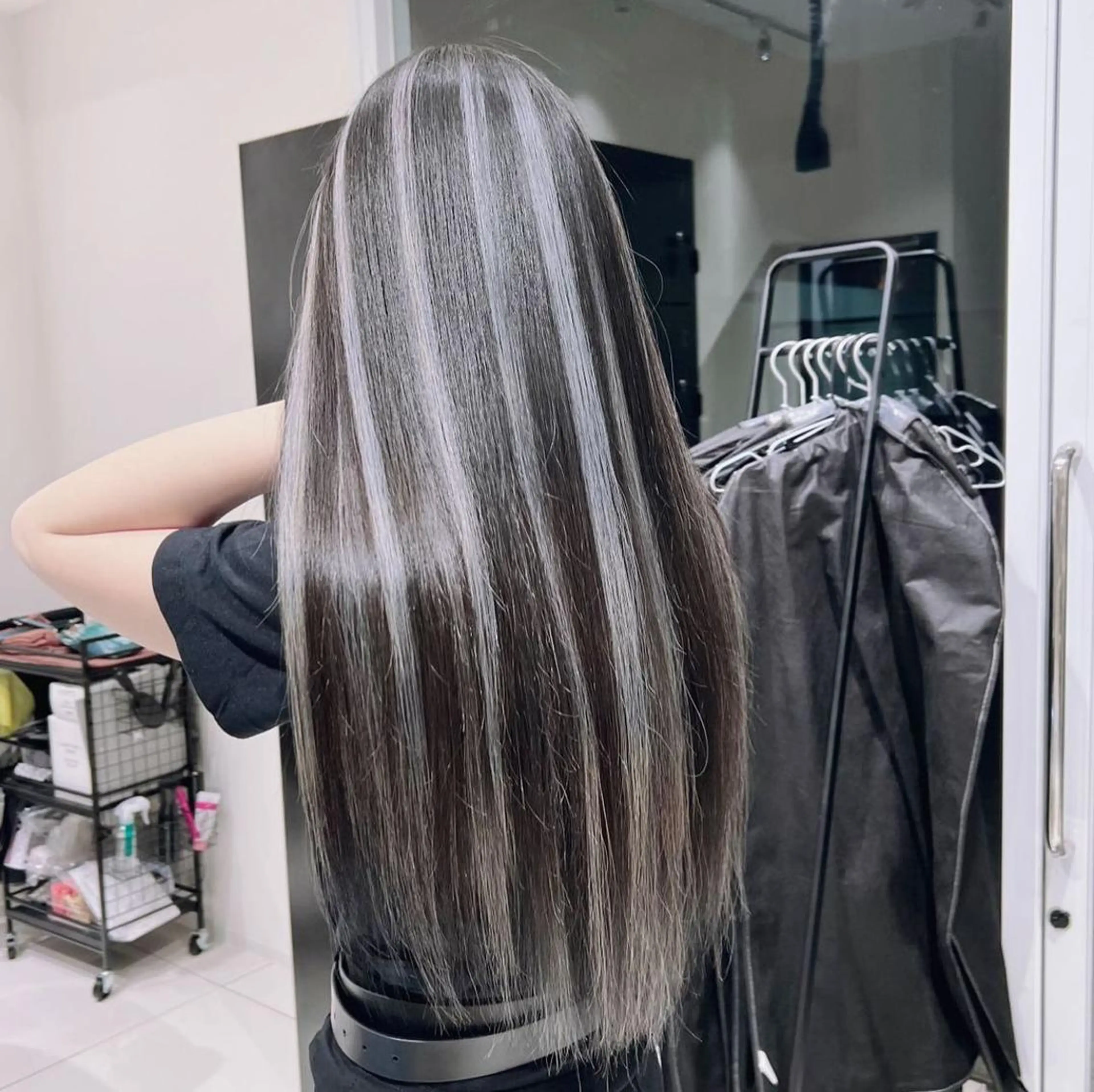 ロング カラー ブリーチ ケアブリーチ ハイライトカラー ハイライト 髪質改善 ヘアカラー オフホワイトアンドなんば所属・福西 洋斗のヘアスタイル