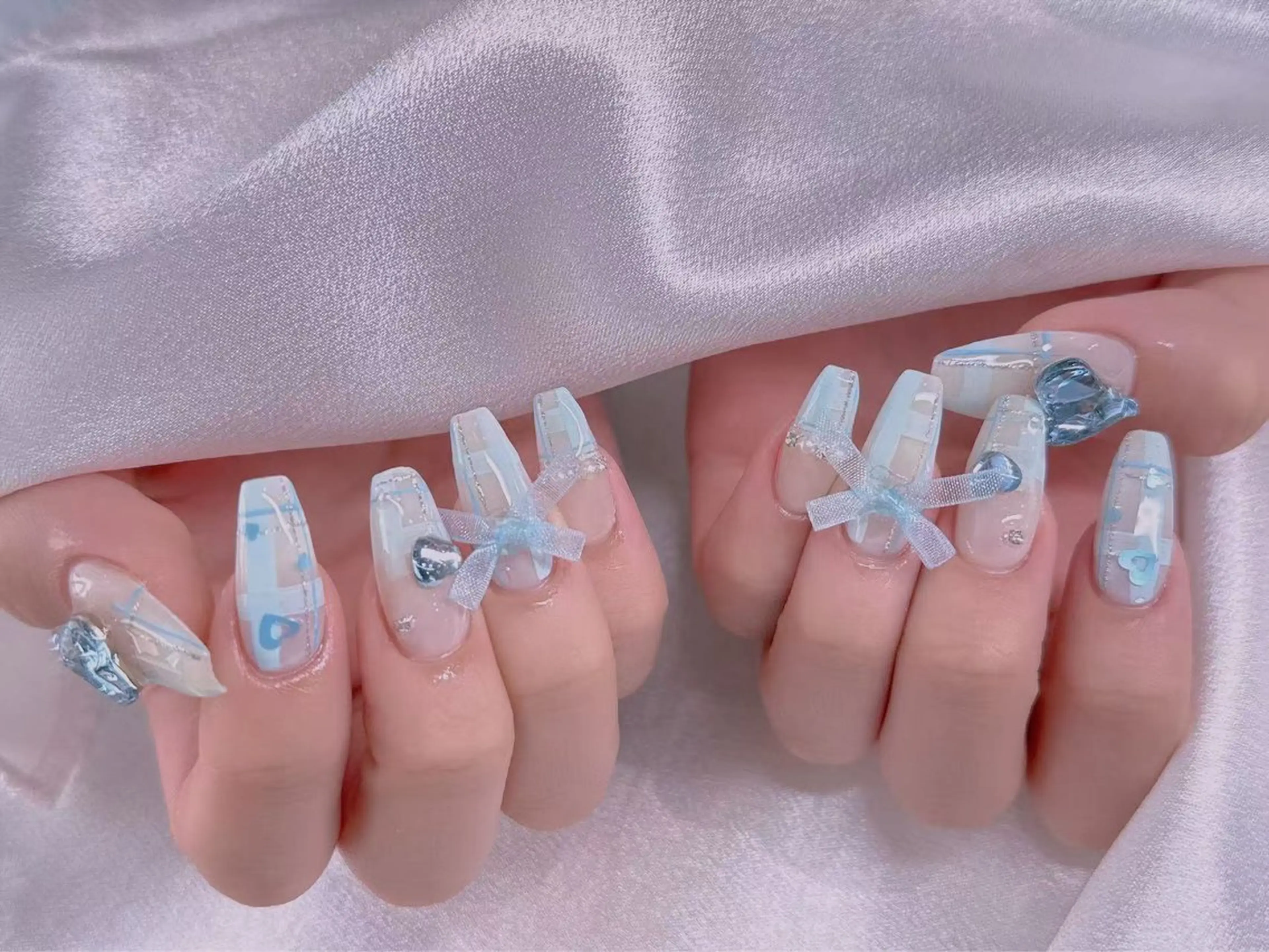 ネイル ブルー チークネイル フレンチネイル ハート ホログラムネイル ハンドネイル 美爪パラジェル導入店 Sunnilyのネイルデザイン