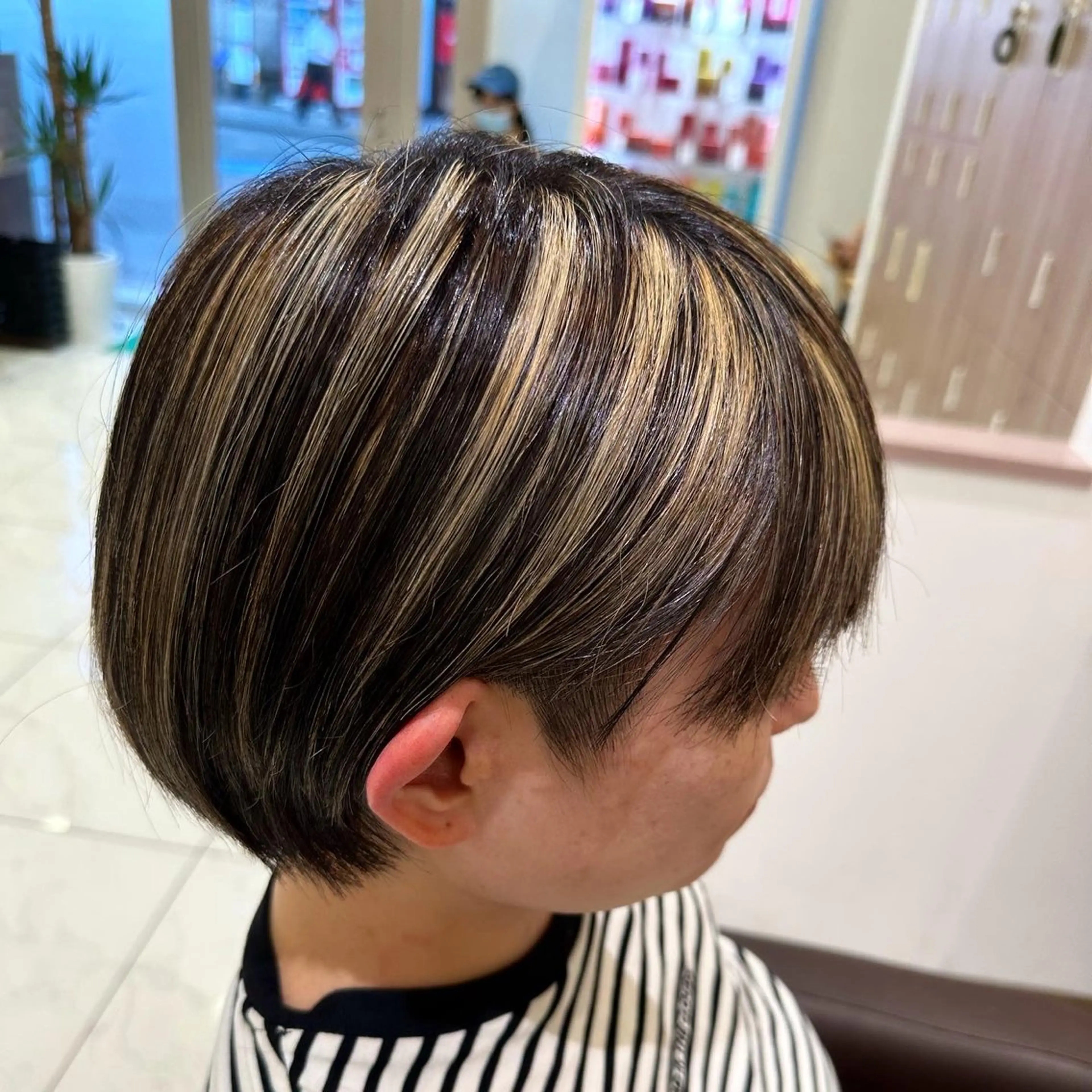 ショート カラー ブリーチ ハイライトカラー ハイライト タッセルボブ× 美髪・髪質改善のヘアスタイル