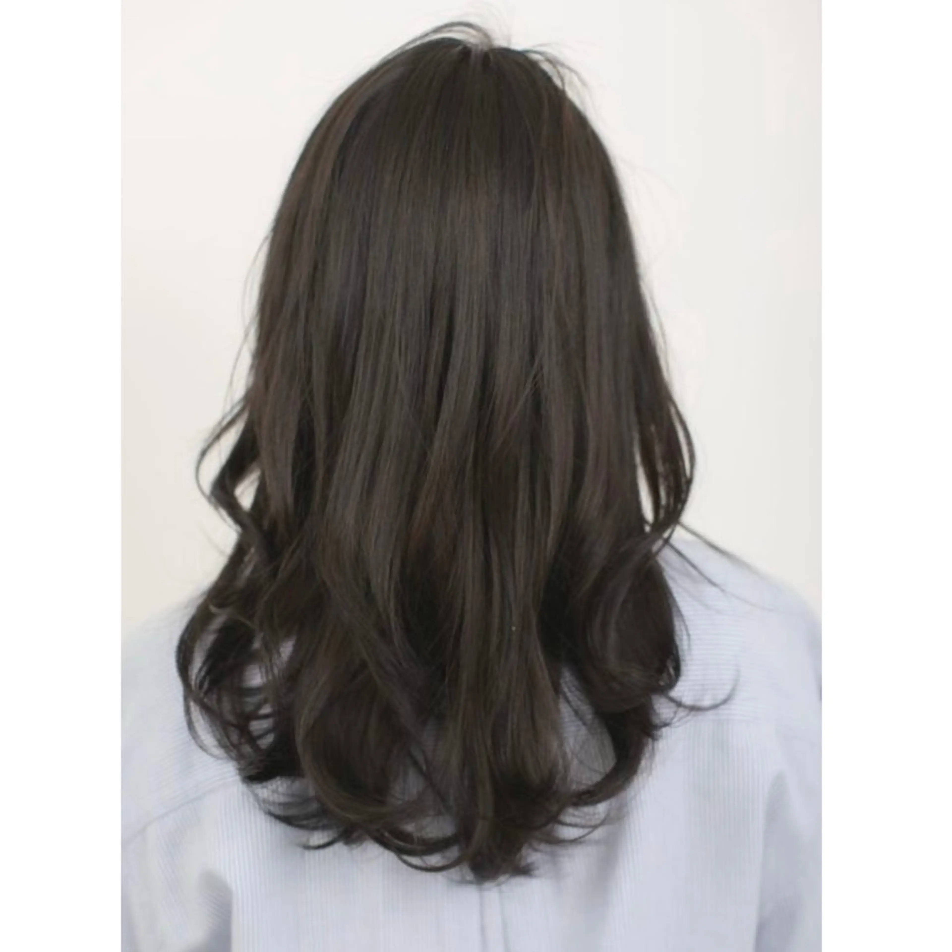 セミロング レイヤーカット 六本松航空所属・いわさき ゆずほのヘアスタイル