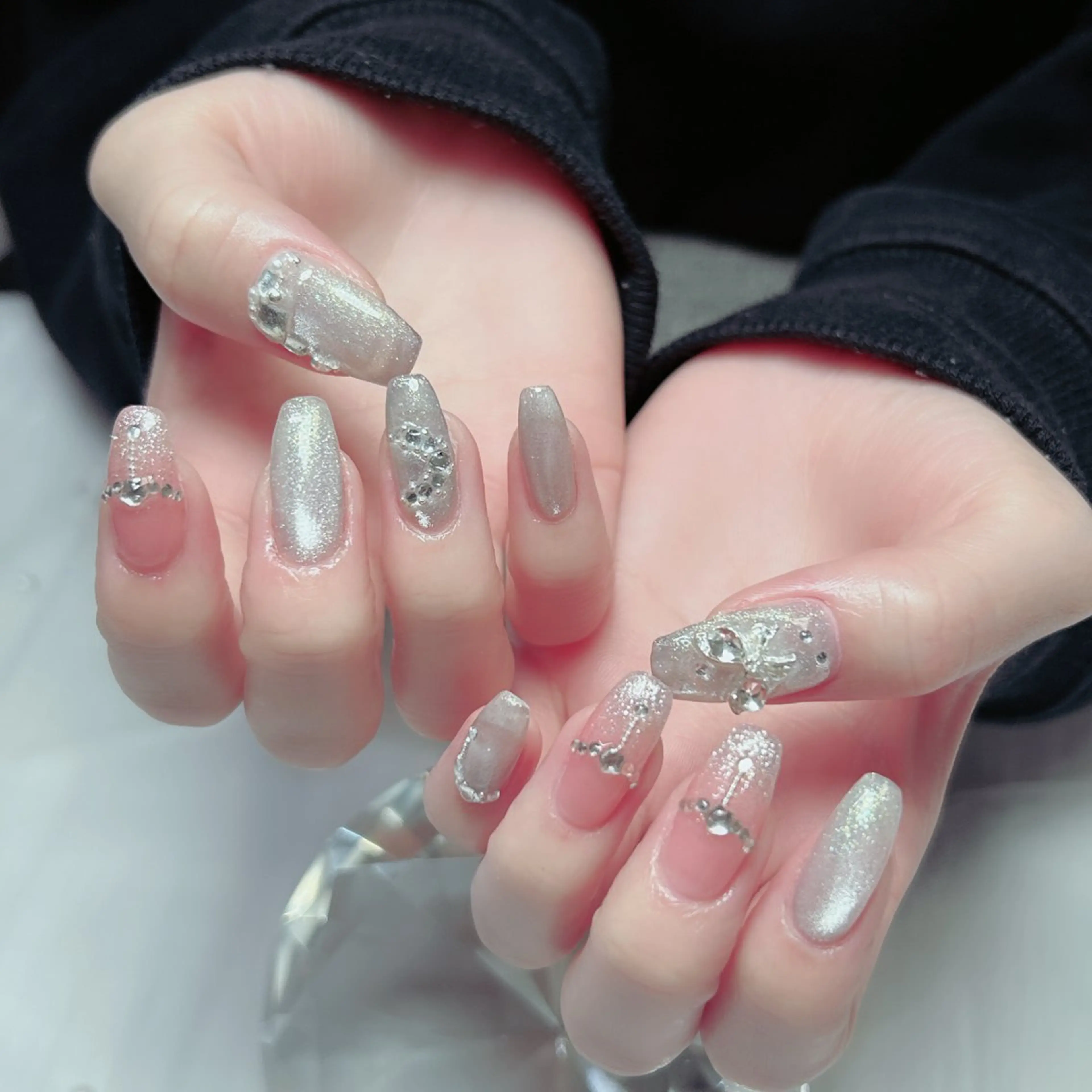 ネイル オーロラネイル フラワーネイル フレンチネイル キラキラネイル ラメ(グリッター) ハンドネイル Cute Tips nailのネイルデザイン