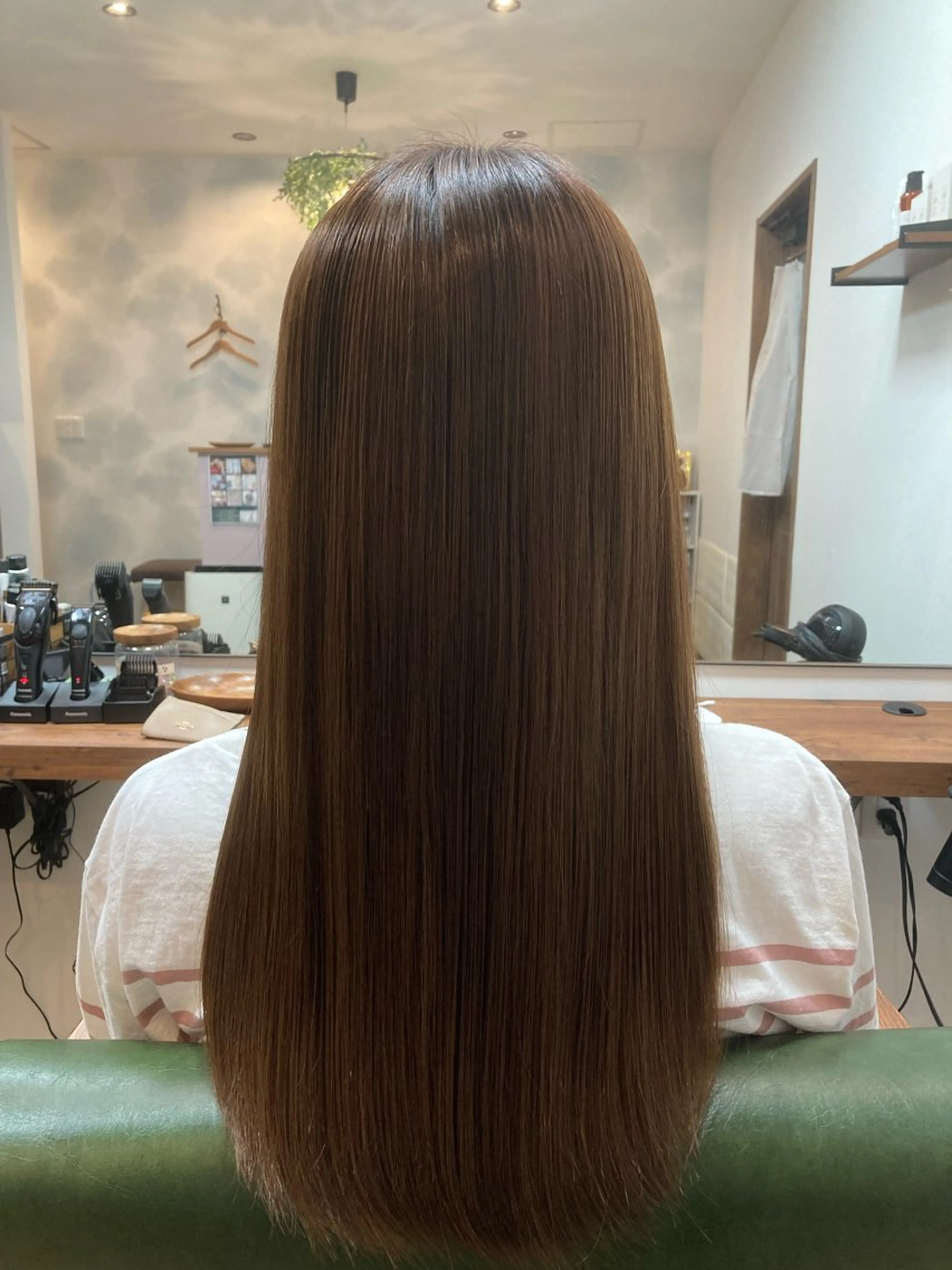 【歴15年以上のベテランスタイリストが担当で安心！】カット+全体カラーの写真