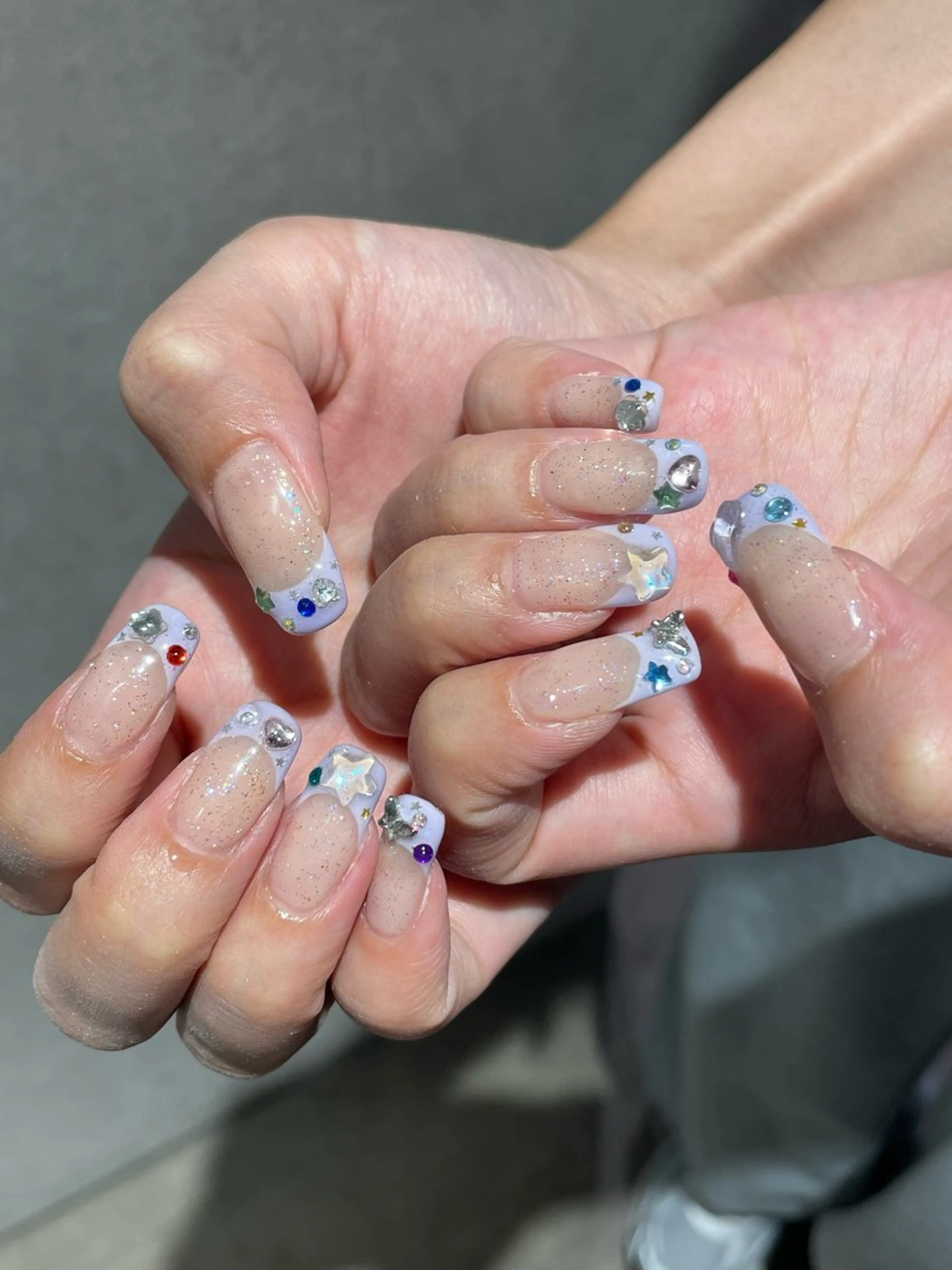 ネイル フレンチネイル キラキラネイル ストーンネイル ハンドネイル ナチュラル透明感🌱 小山美樹子のヘアスタイル