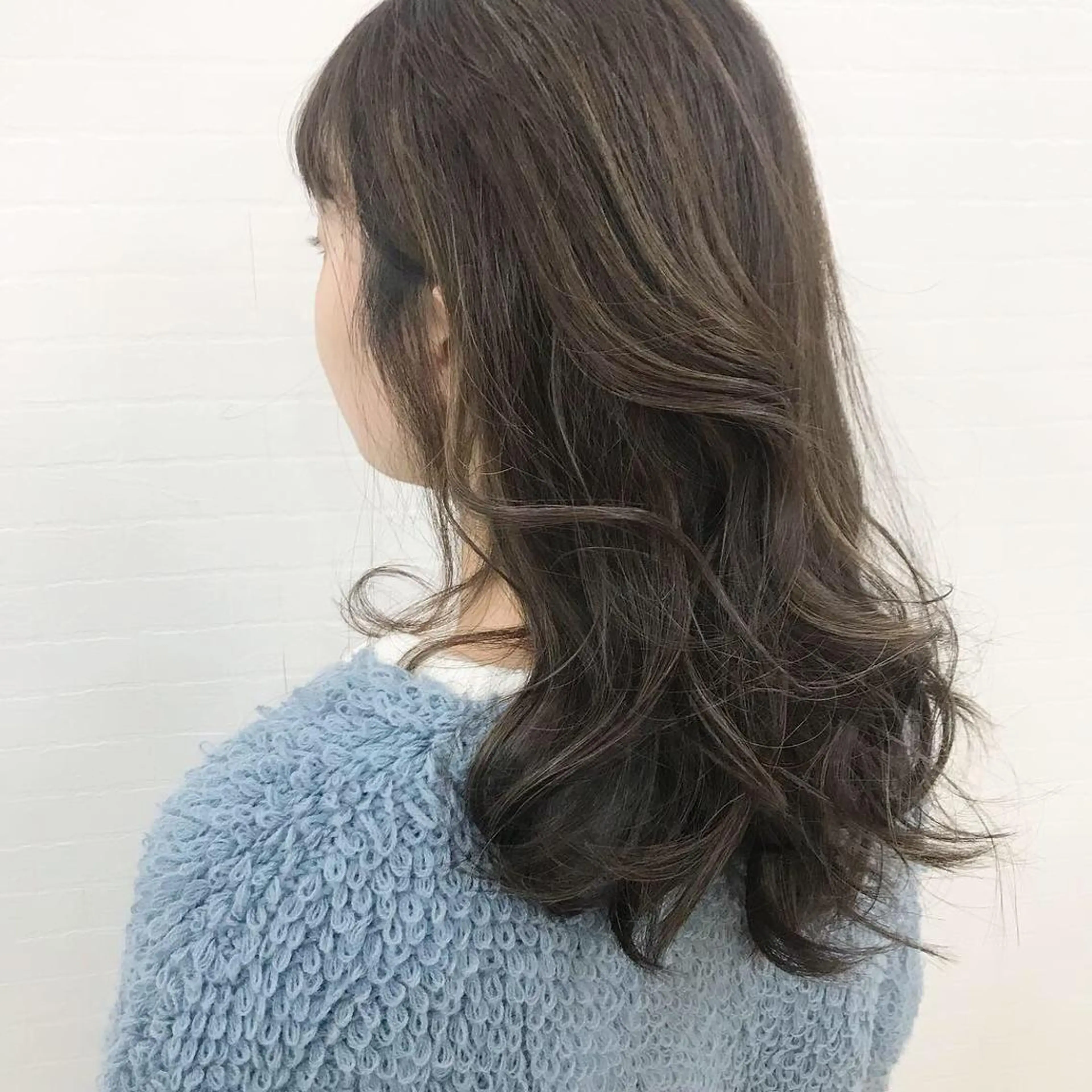 ロング カラー オリーブ/アッシュ やわらか透明感カラーのヘアスタイル