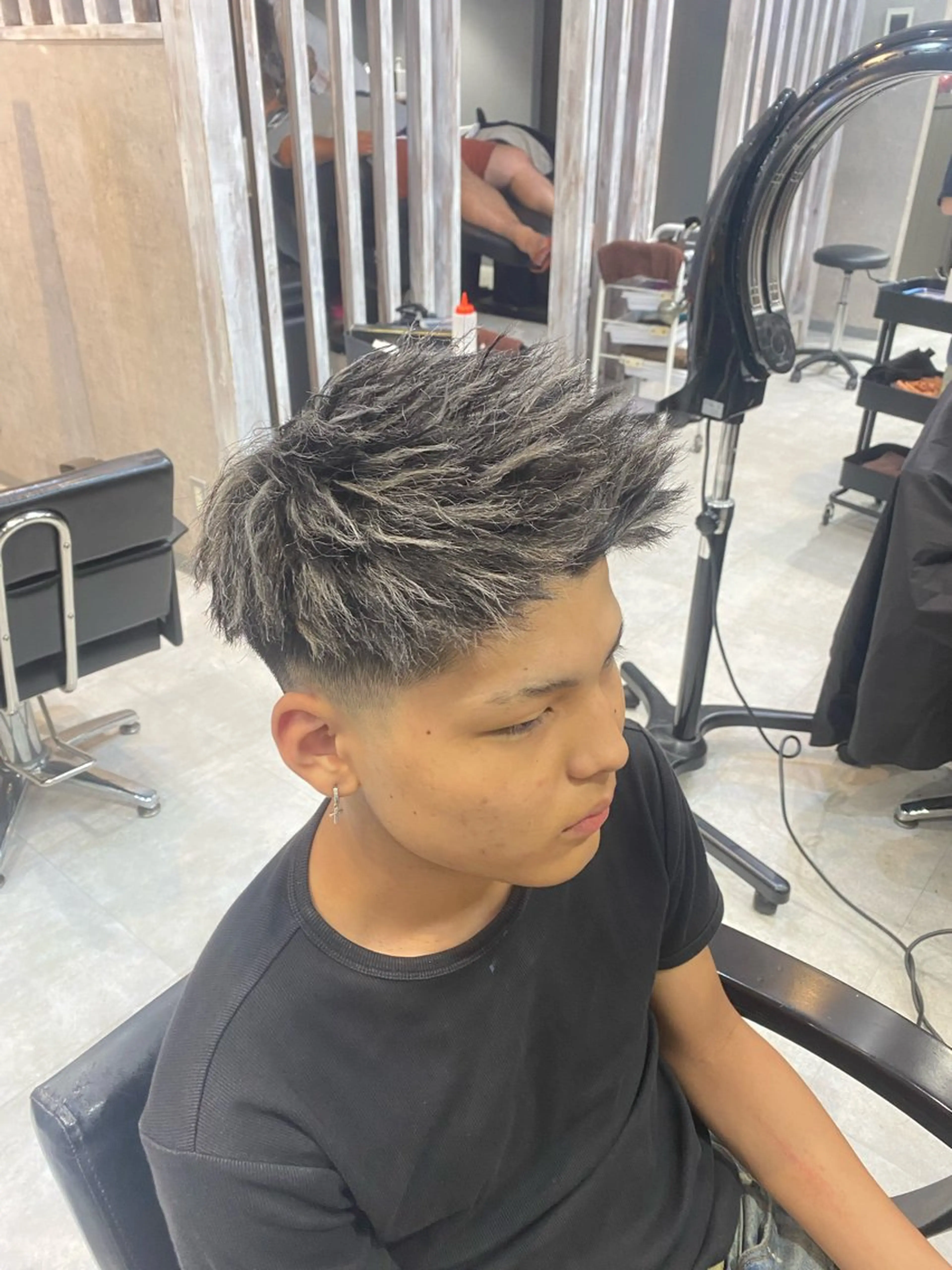 ショート カラー パーマ ハイライトカラー ハイライト ツイストパーマ カット ヘアカラー パーマ 🐉『メンズ美容師』 吉田龍星🐉のヘアスタイル