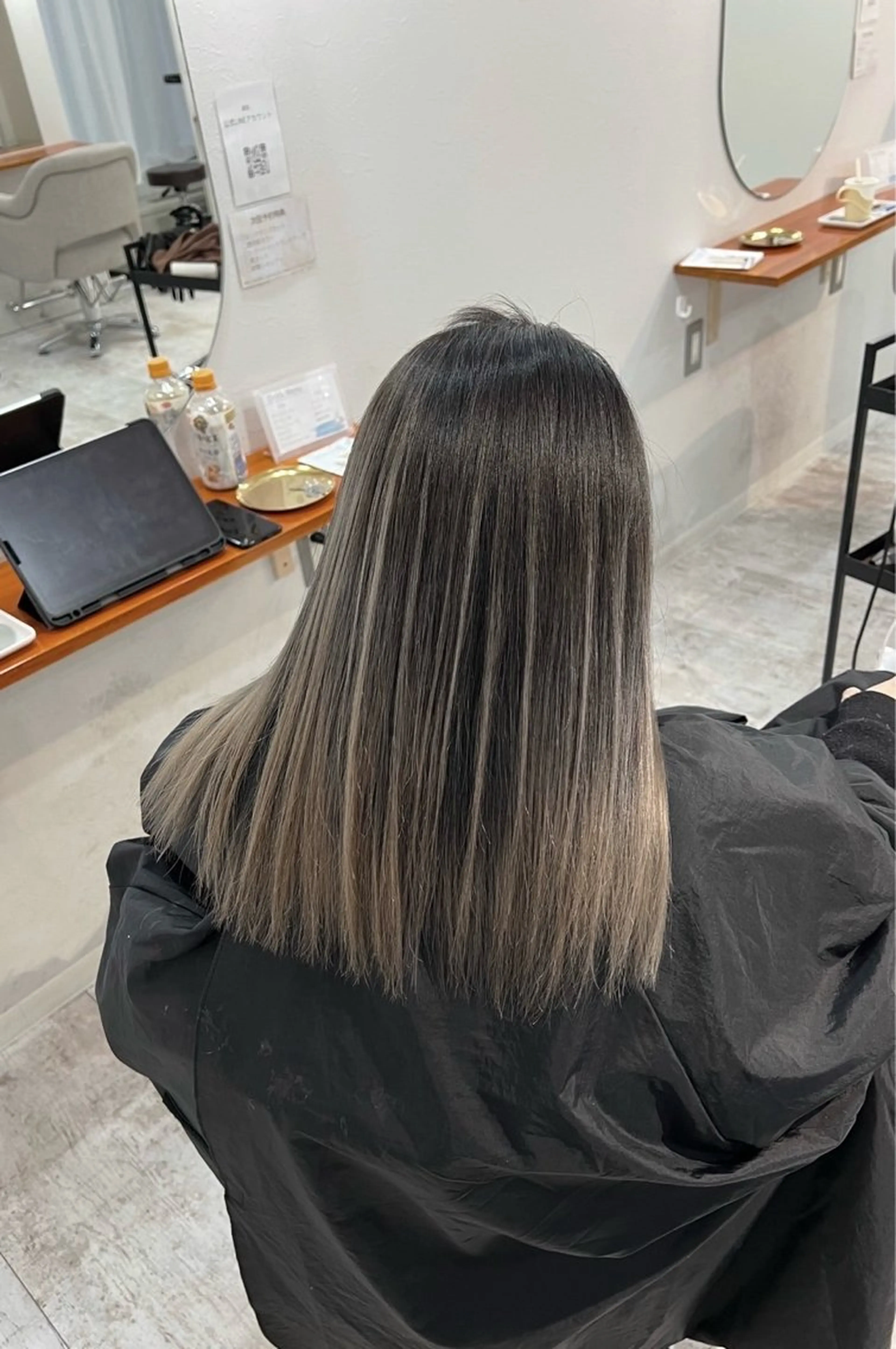 セミロング カラー バレイヤージュ シルバー ホワイトシルバー レイヤーカット ヘアカラー トリートメント ROBIN所属・指名数No.1 /NAOYAのヘアスタイル