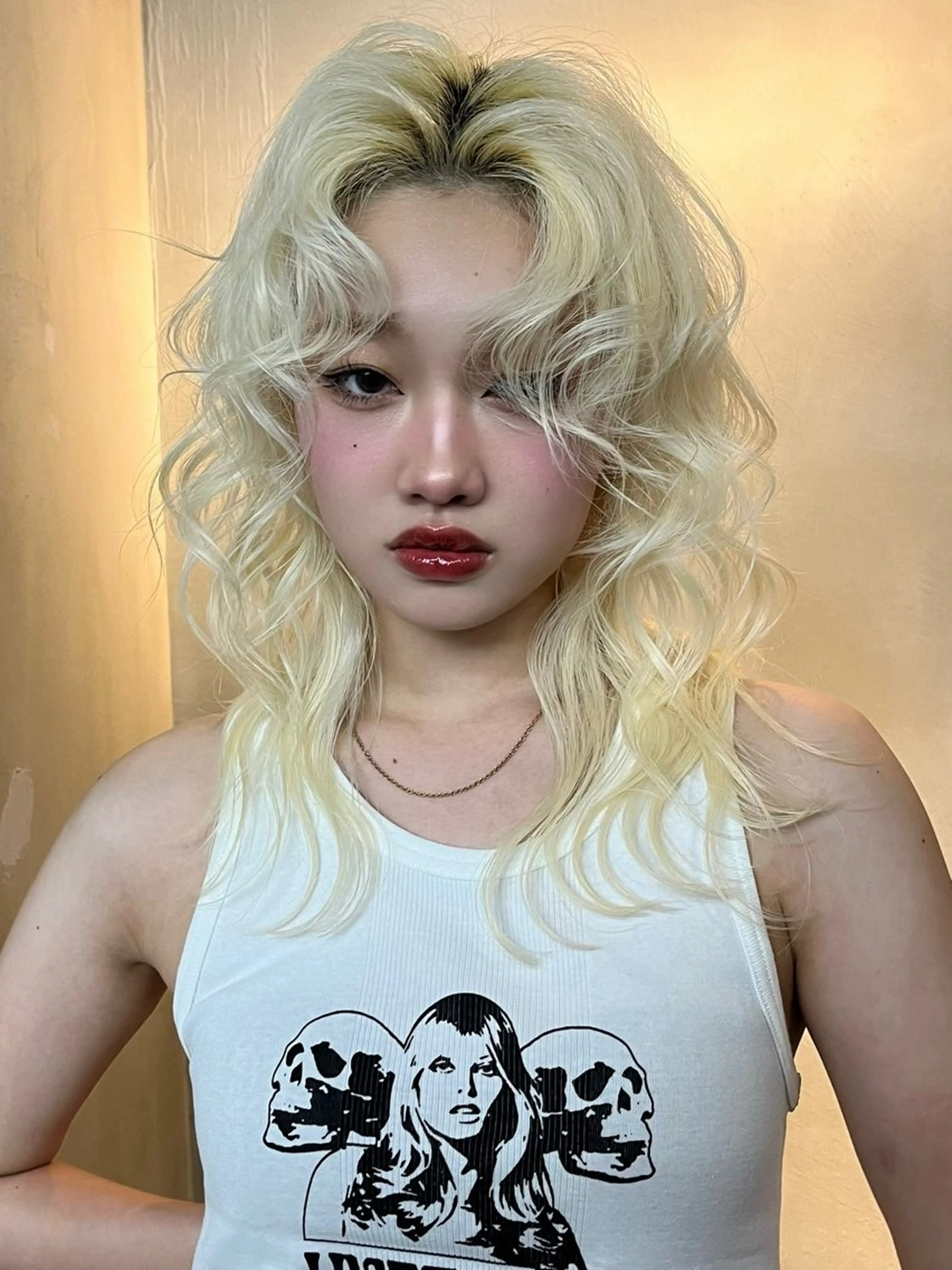 セミロング カラー アッシュ アッシュブラック ベージュカラー 黒髪 ブロンド イツク ⚡️ ルーツ/ハイトーンのヘアスタイル