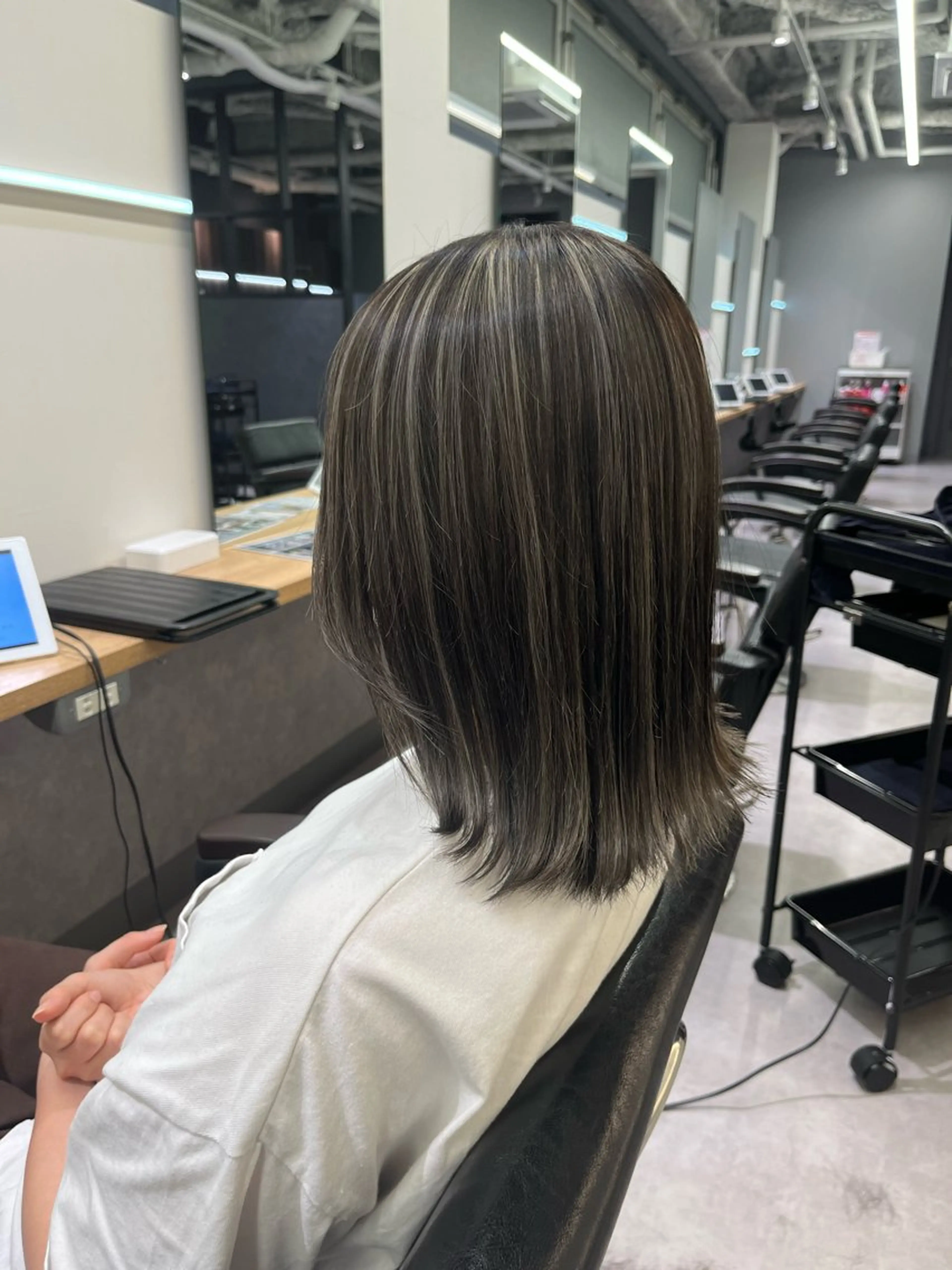 ミディアム 狐カラー ハイライト レイヤーカット トリートメント カット ヘアカラー トリートメント 五月女 和樹のヘアスタイル