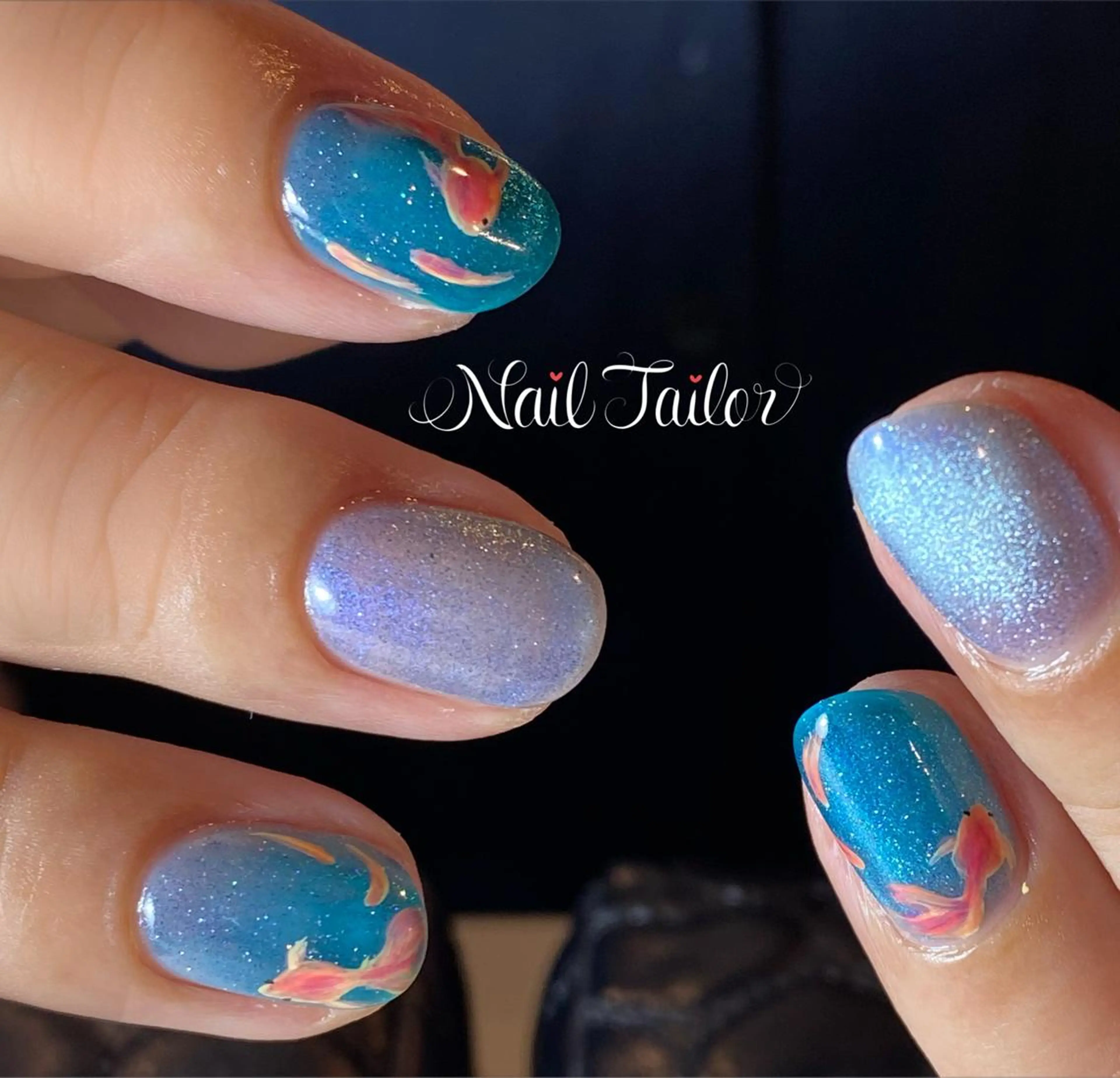 ネイル アートネイル ブルー 長さ出し ジェルネイル キラキラネイル ハンドネイル NailTailor ネイルテイラーのネイルデザイン
