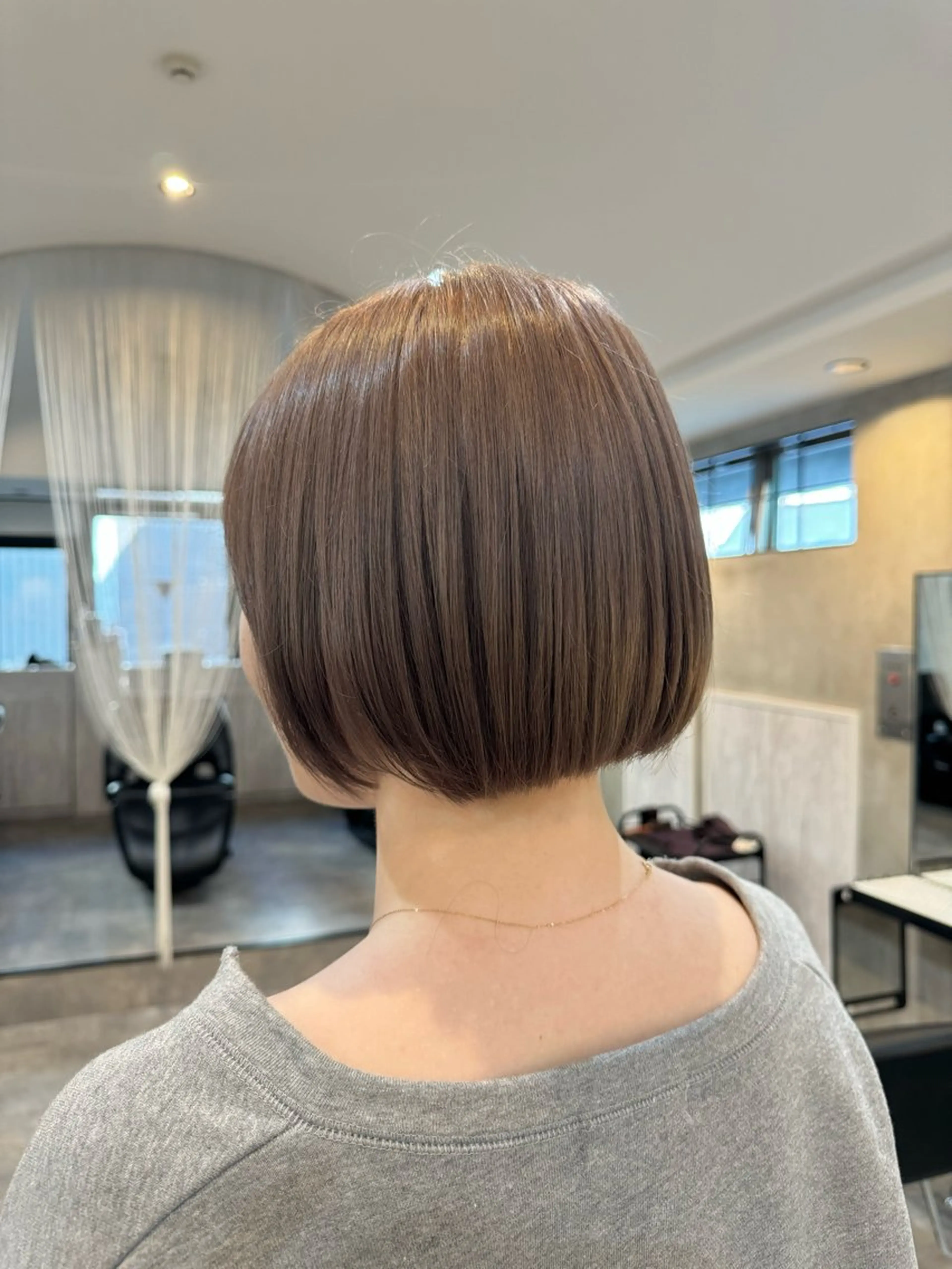 ショート カラー ベージュカラー ブリーチ ミルクティーベージュ 内沼 恵留菜のヘアスタイル