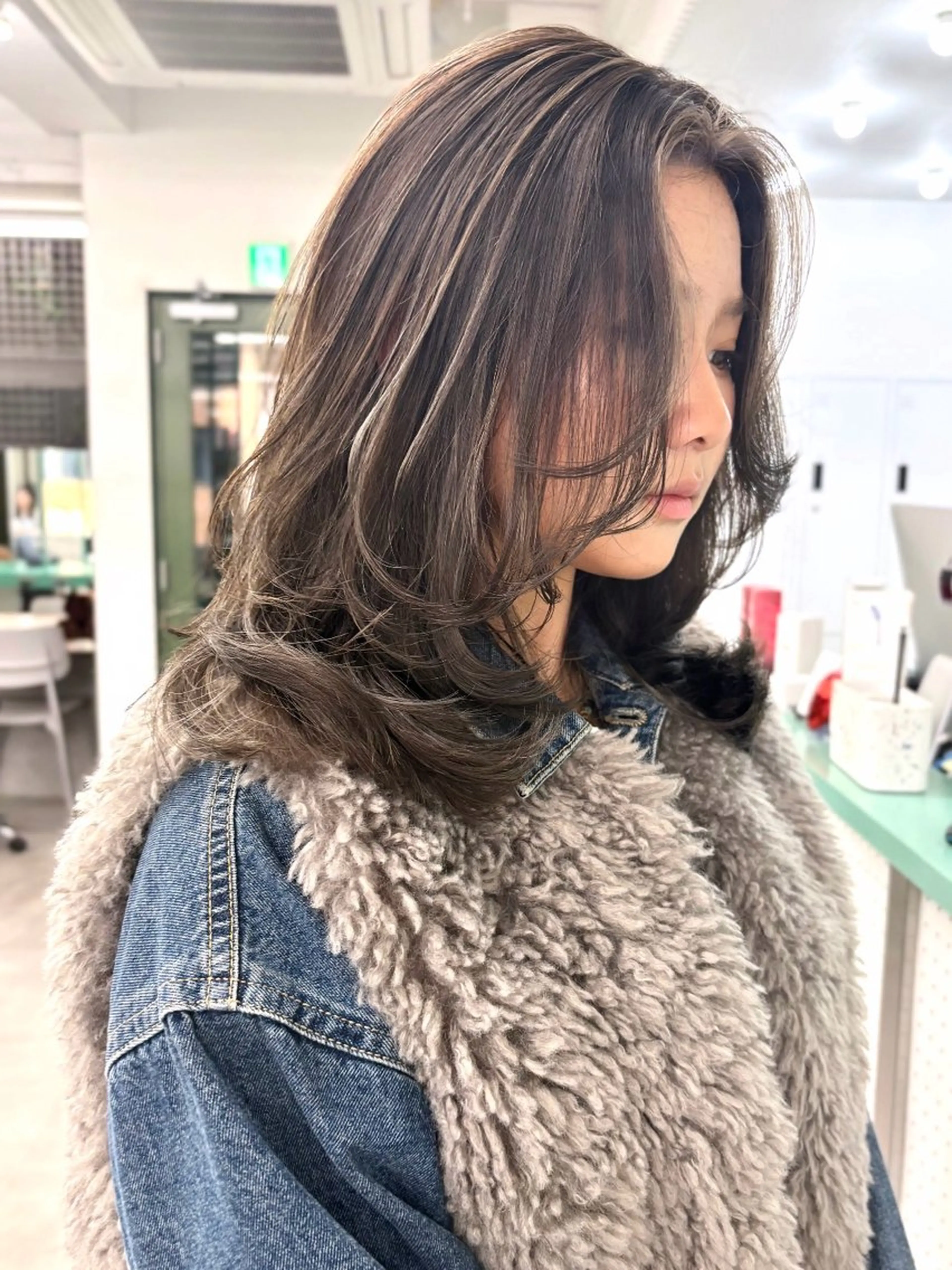 セミロング カット Miyu🌊/海外 風ハイライトのヘアスタイル