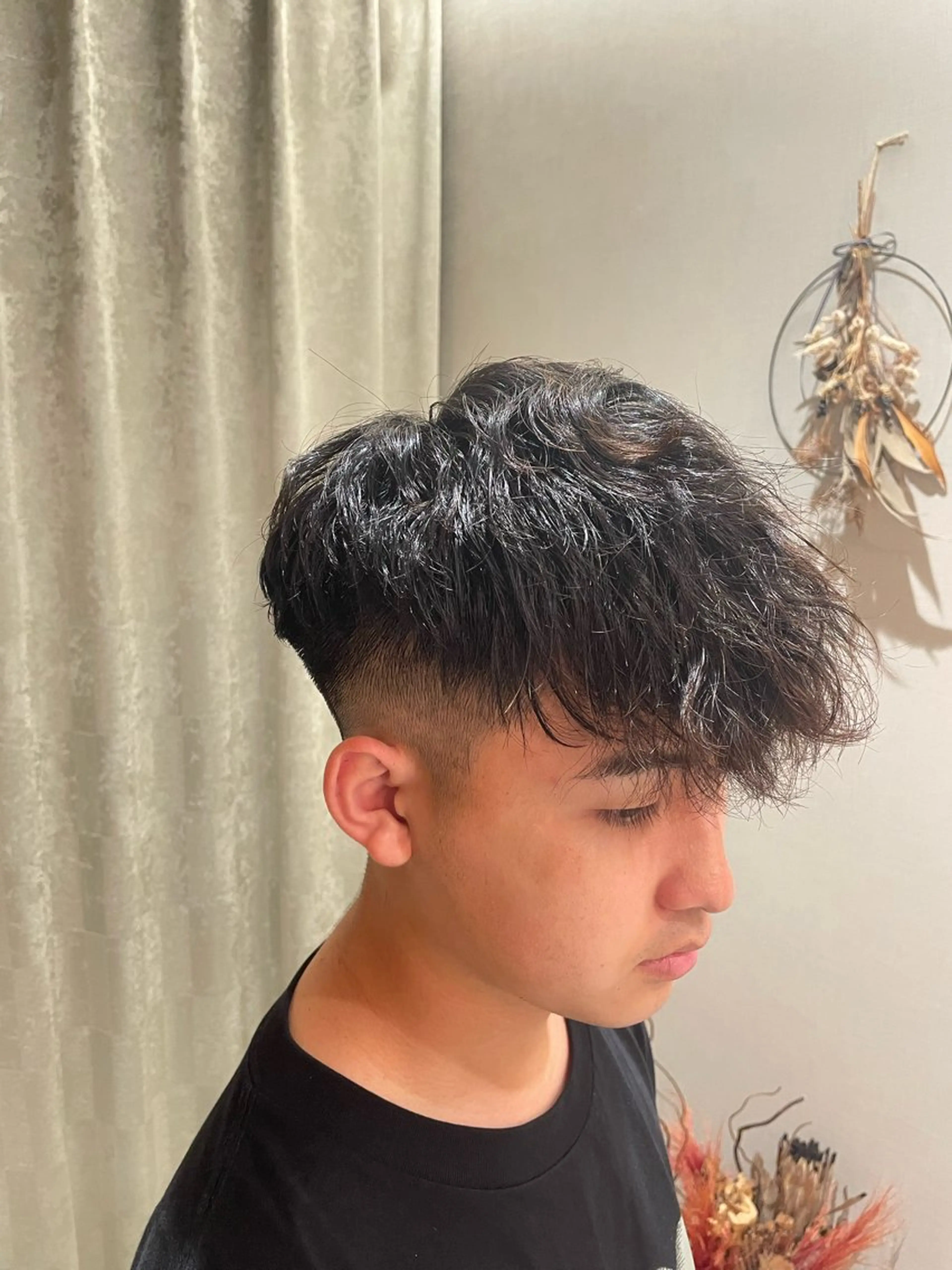 ショート パーマ メンズ フェードカット メンズパーマ スペインカール 波巻きパーマ 松永 佑弥のヘアスタイル