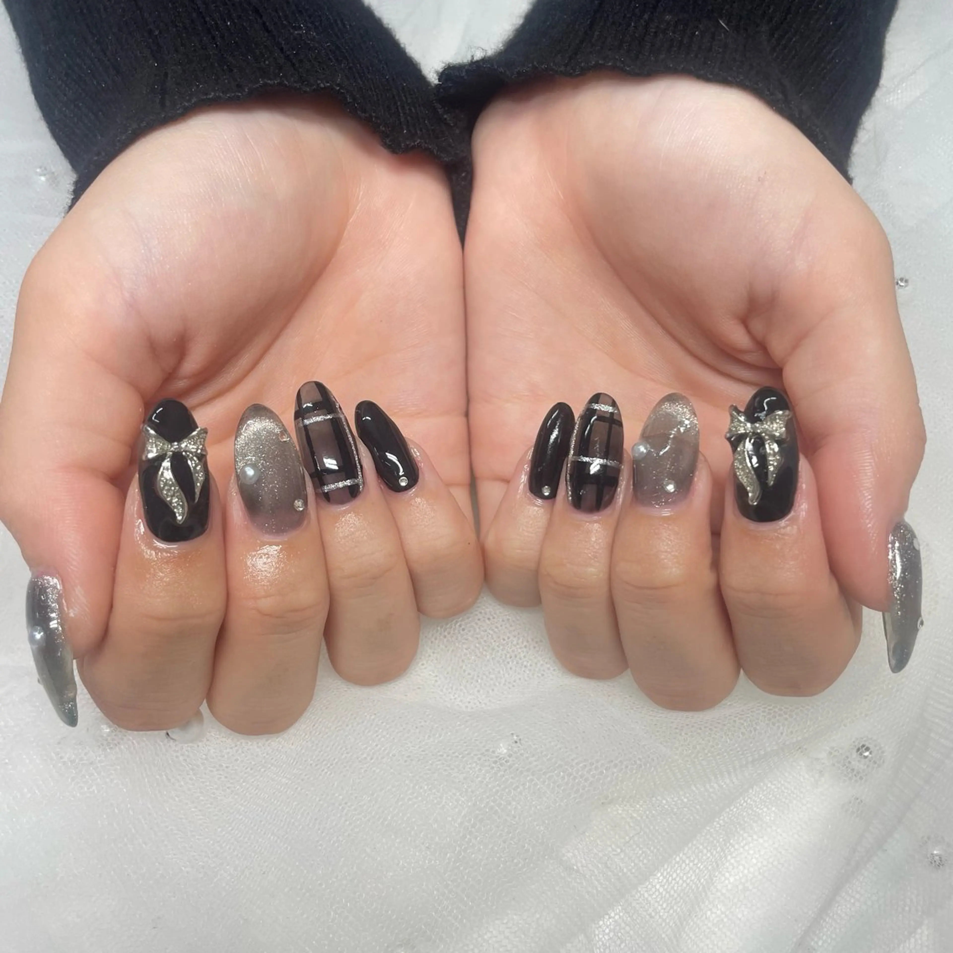 ネイル リボン シルバー ハンドネイル WOLTOKYO 渋谷/RIAのネイルデザイン