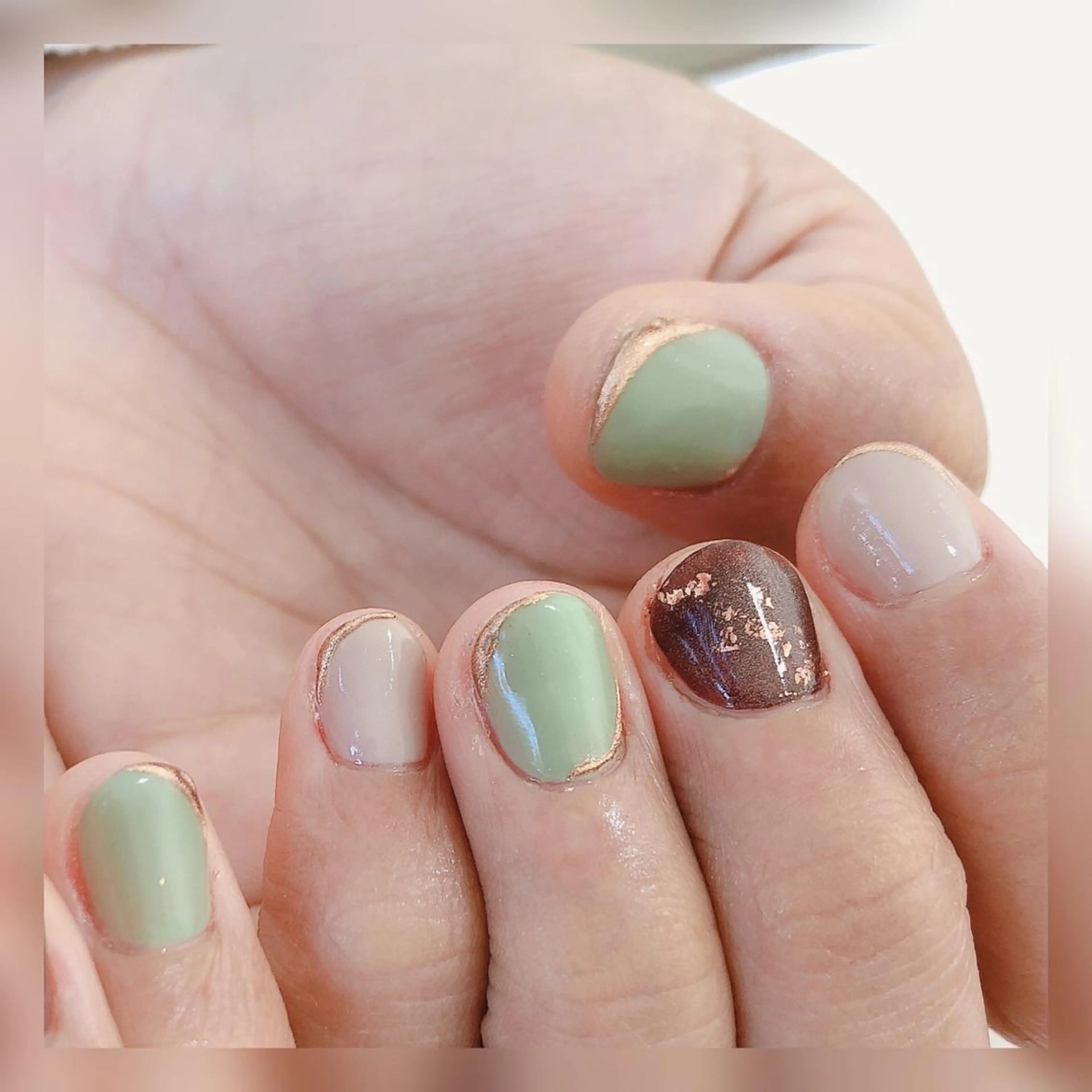 ネイル ミラーネイル ピスタチオネイル おうちのネイルサロン　konpeiTou〜こんぺいとう〜所属・おうちのネイルサロン KonpeiTouのネイルデザイン