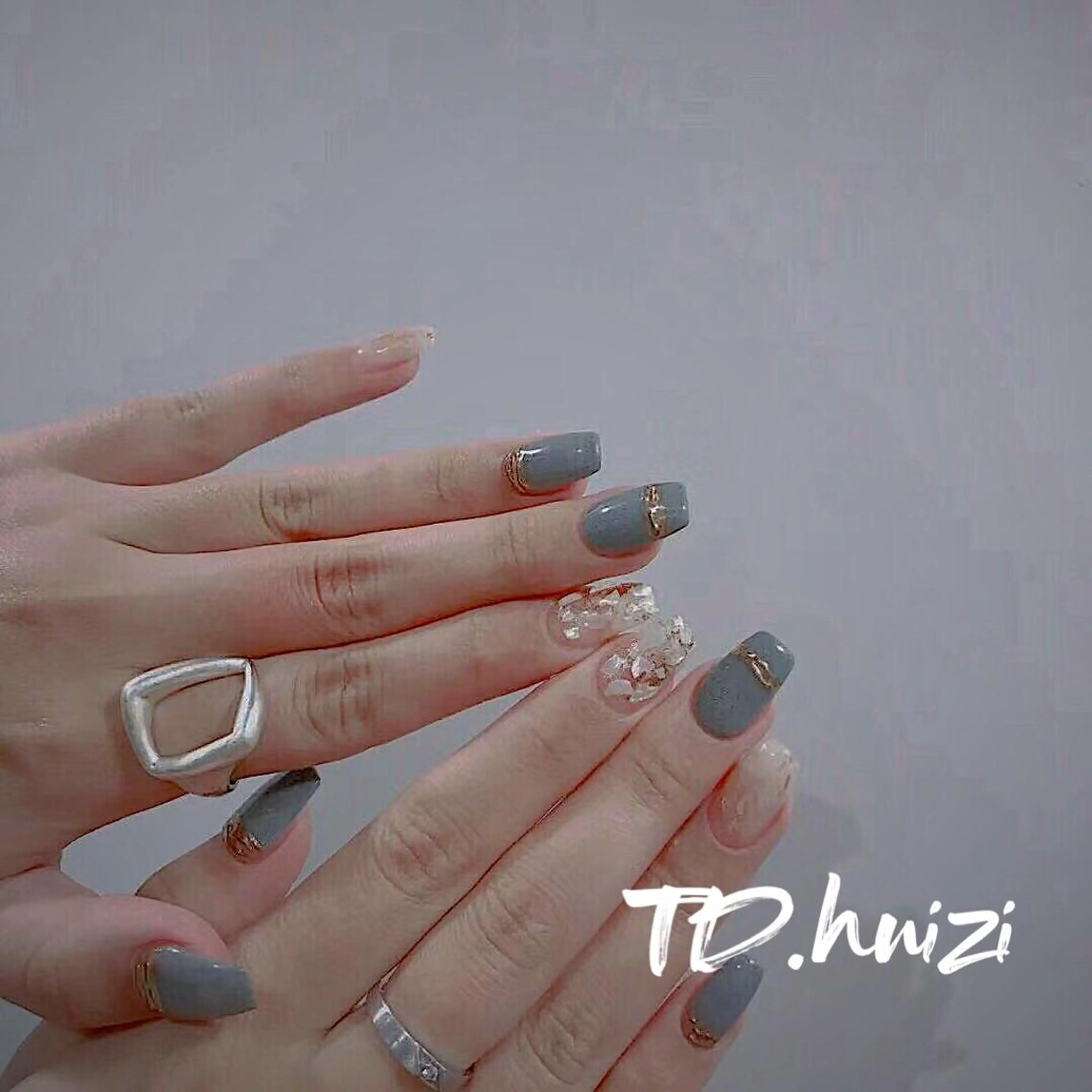 ミディアム めぐみのネイルサロン スタッフ練習のネイルデザイン