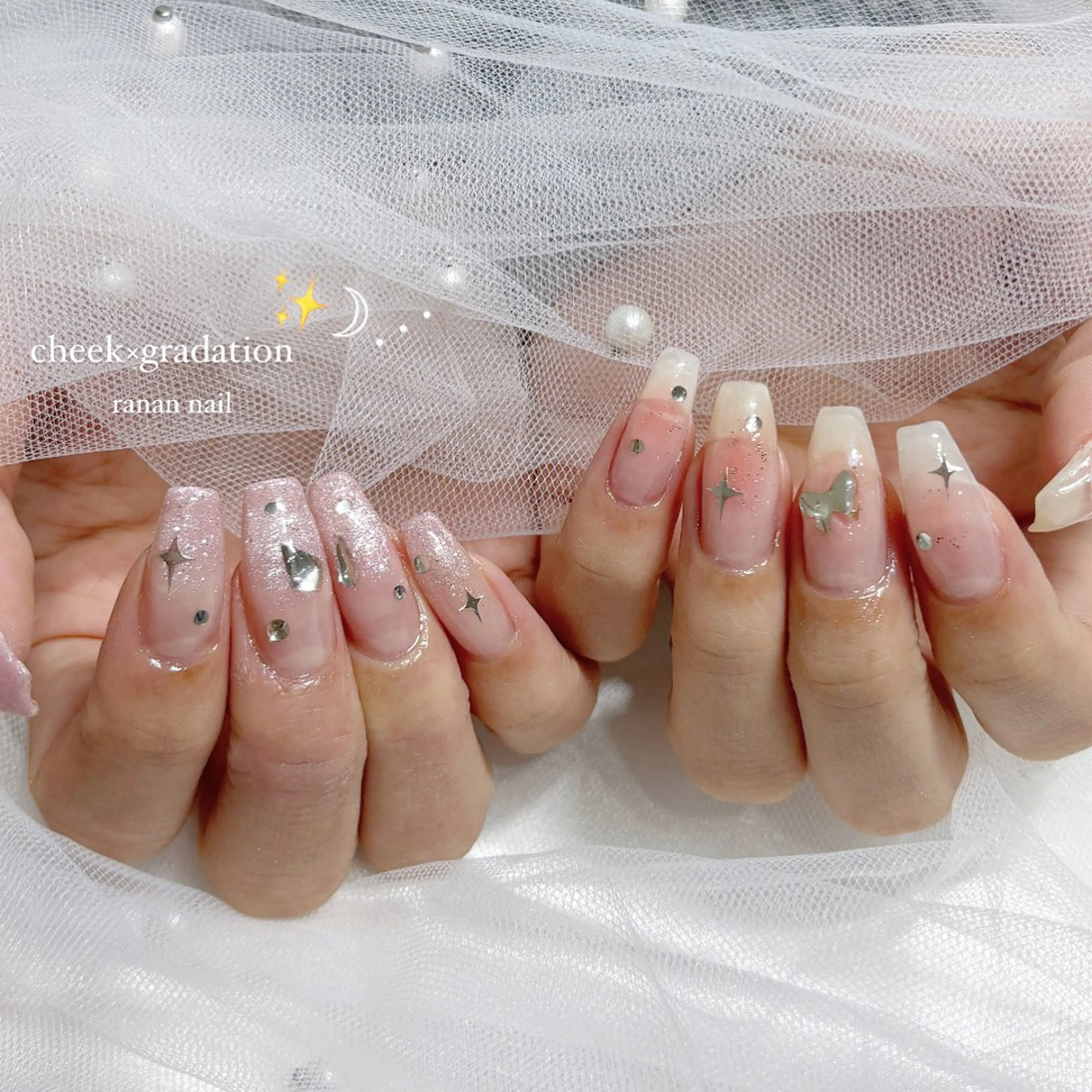 ネイル 𝓇𝒶𝓃𝒶𝓃 𝓃𝒶𝒾𝓁のネイルデザイン