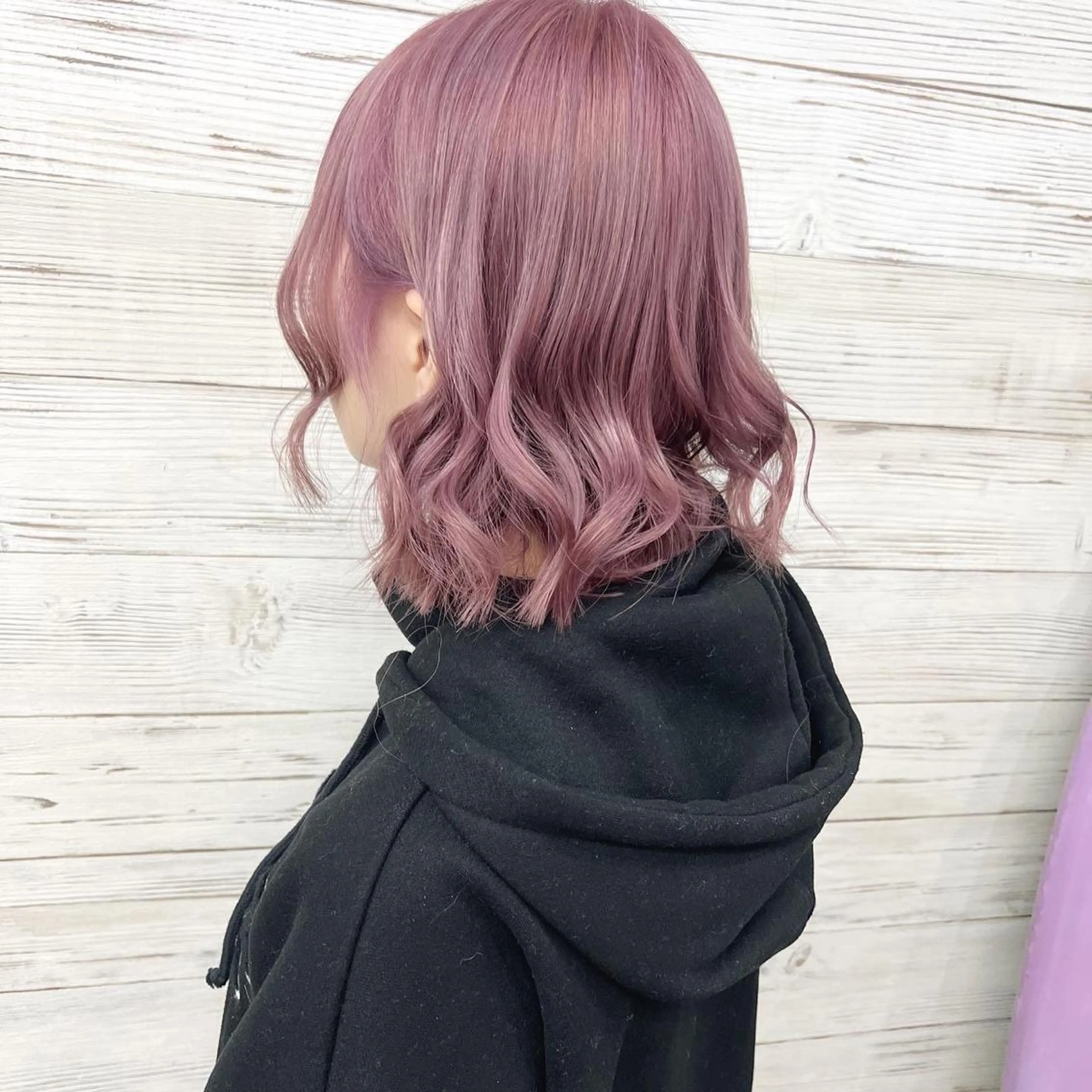 ミディアム カラー ヘアアレンジ ラベンダーカラー ラベンダーピンク ピンクカラー 外ハネヘア ヘアカラー トリートメント 枝毛カット＆髪質改善 満足NO.1岡しゃんのヘアスタイル